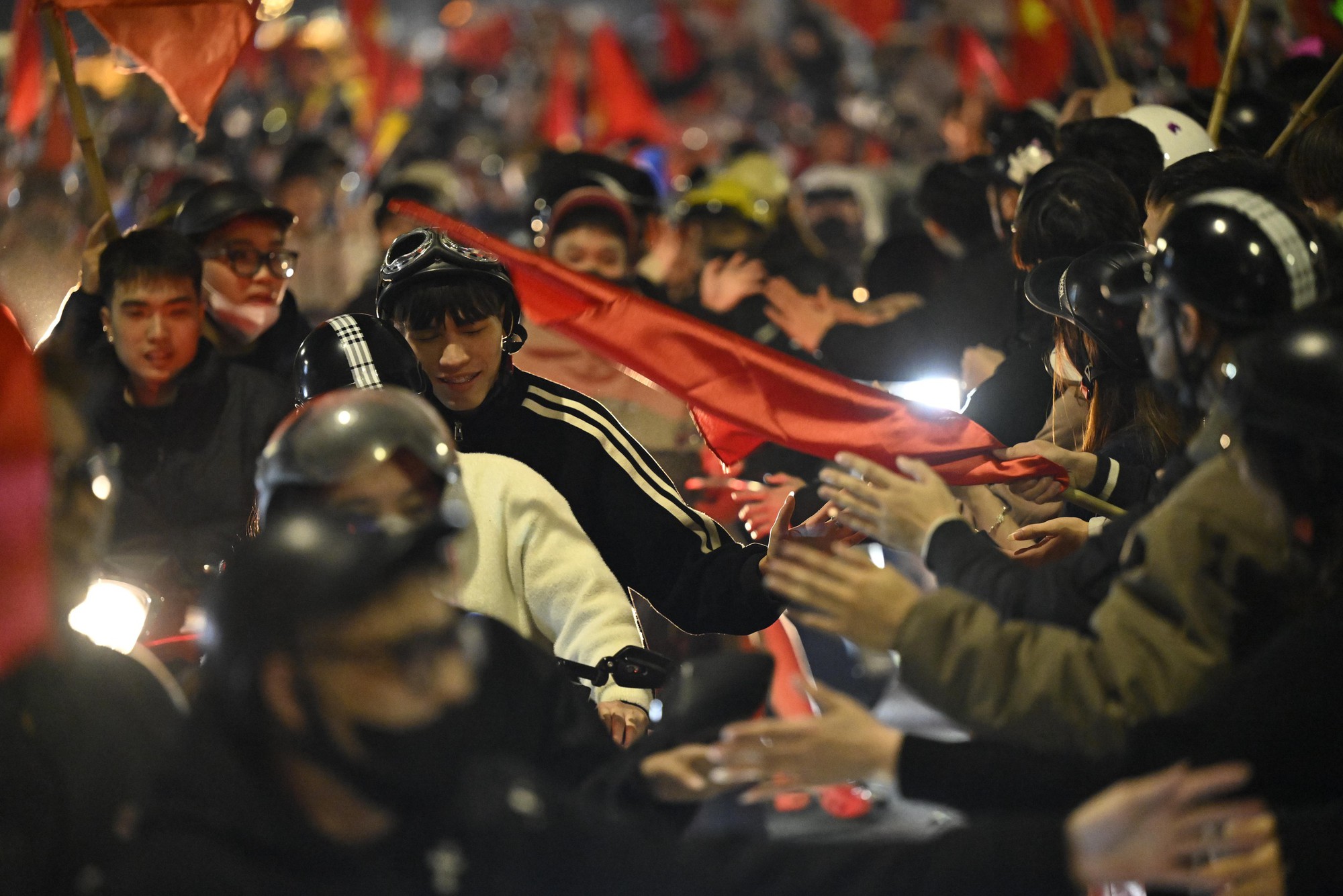 Việt Nam vô địch: Đường phố vui như Tết rồi nè!- Ảnh 65. Việt Nam vô địch: Đường phố vui như Tết rồi nè!- Ảnh 65.