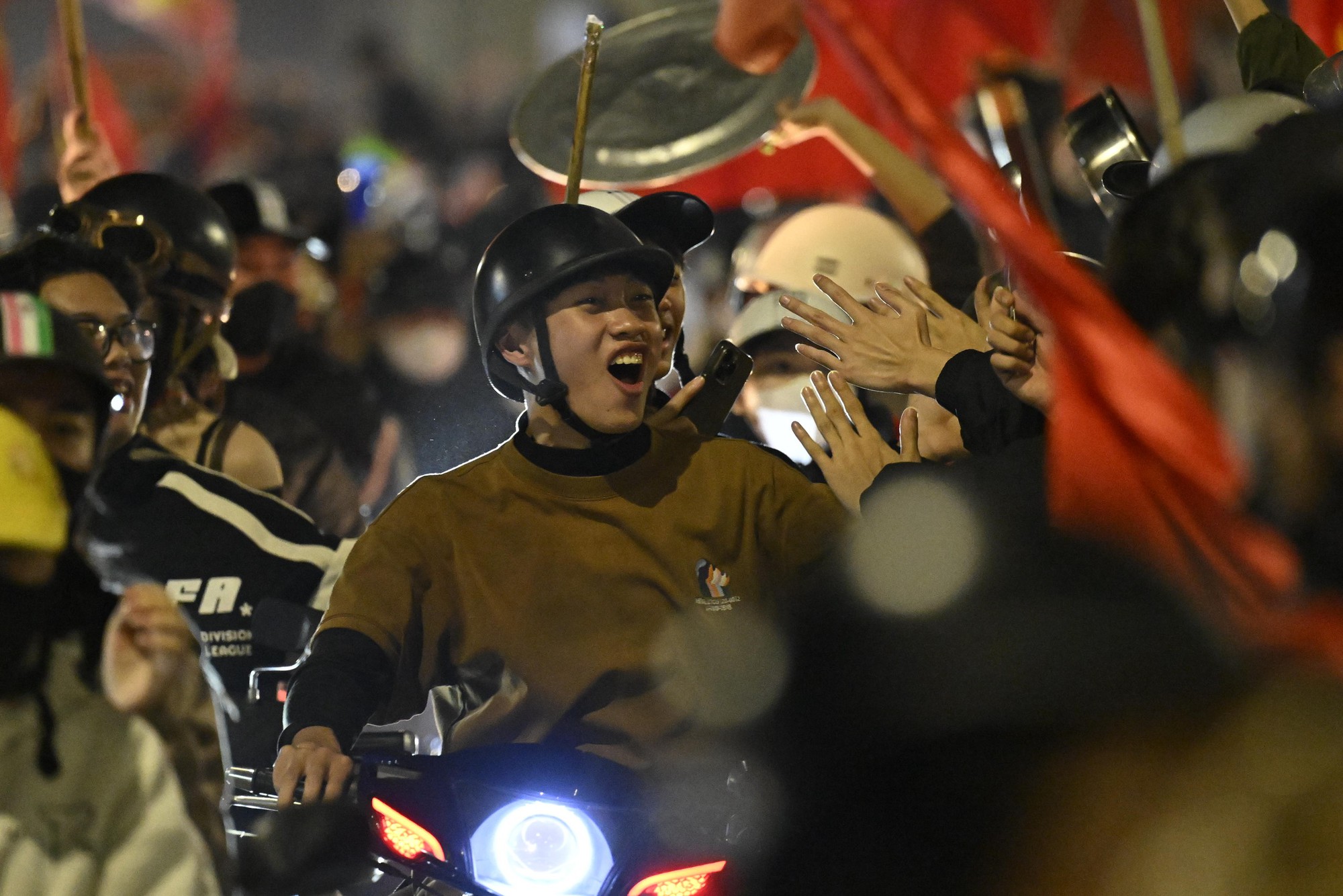 Việt Nam vô địch: Đường phố vui như Tết rồi nè!- Ảnh 67. Việt Nam vô địch: Đường phố vui như Tết rồi nè!- Ảnh 67.