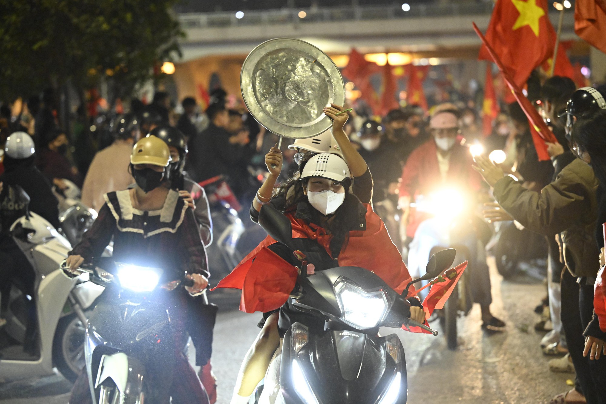 Việt Nam vô địch: Đường phố vui như Tết rồi nè!- Ảnh 61. Việt Nam vô địch: Đường phố vui như Tết rồi nè!- Ảnh 61.