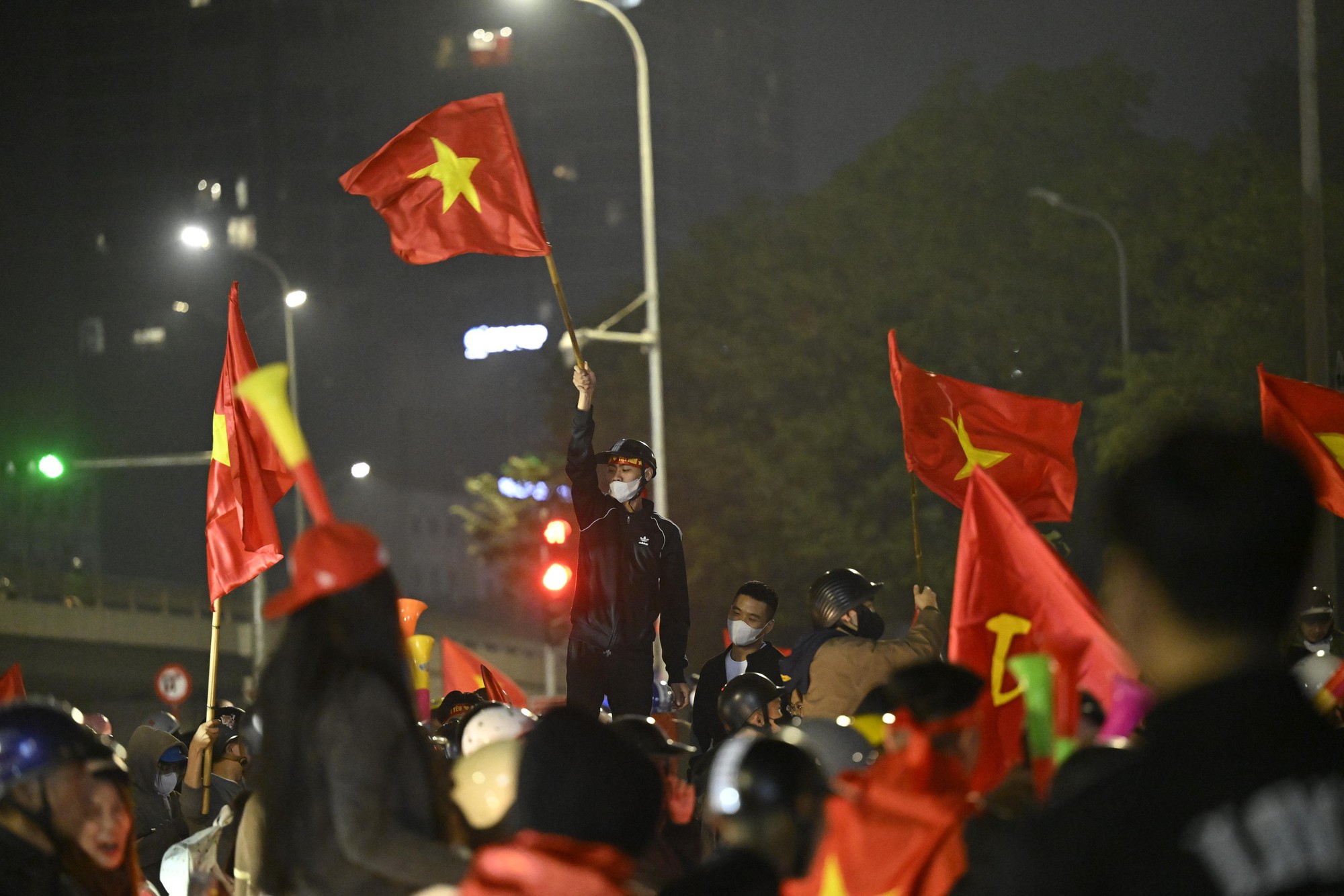 Việt Nam vô địch: Đường phố vui như Tết rồi nè!- Ảnh 60. Việt Nam vô địch: Đường phố vui như Tết rồi nè!- Ảnh 60.