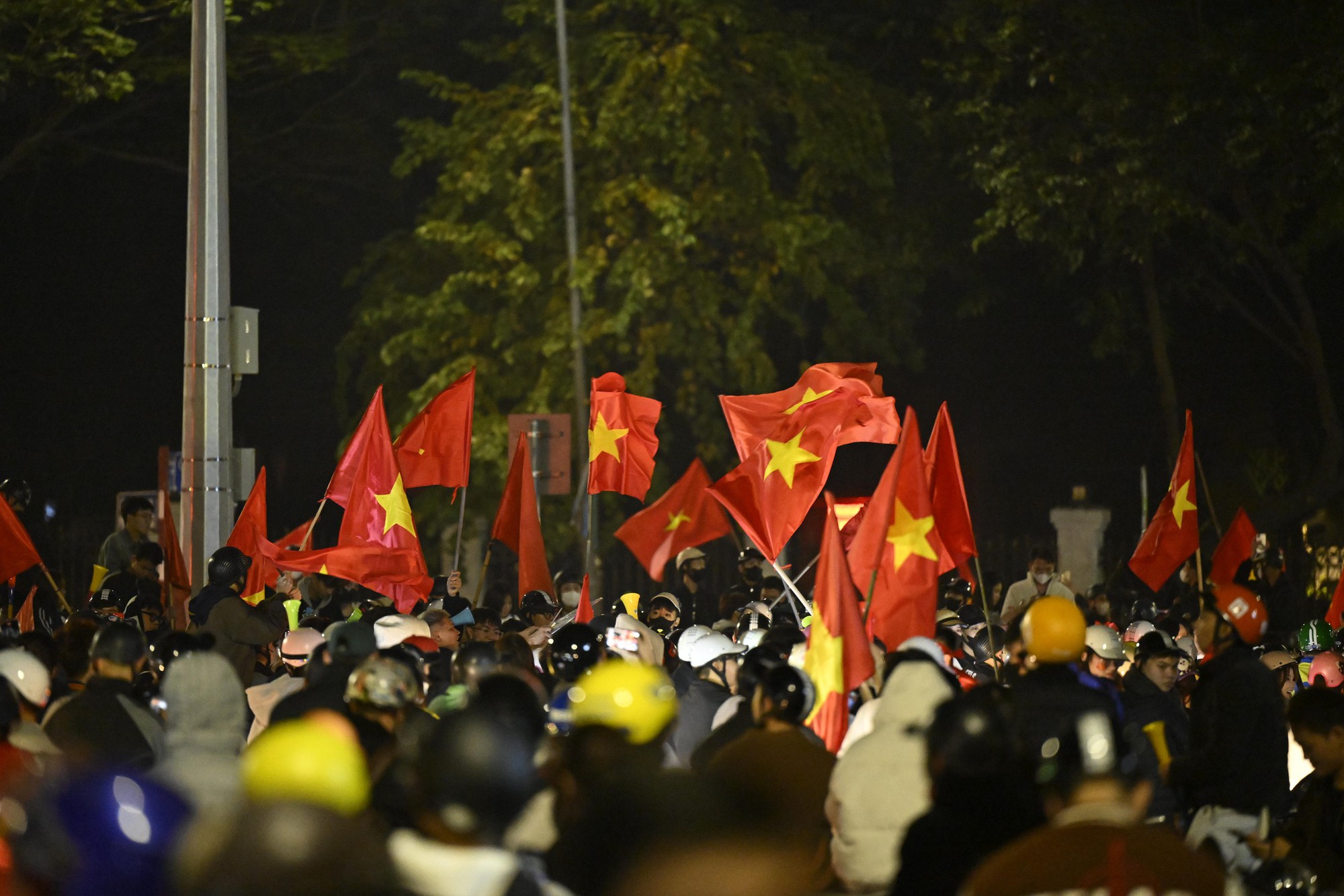 Việt Nam vô địch: Đường phố vui như Tết rồi nè!- Ảnh 64. Việt Nam vô địch: Đường phố vui như Tết rồi nè!- Ảnh 64.