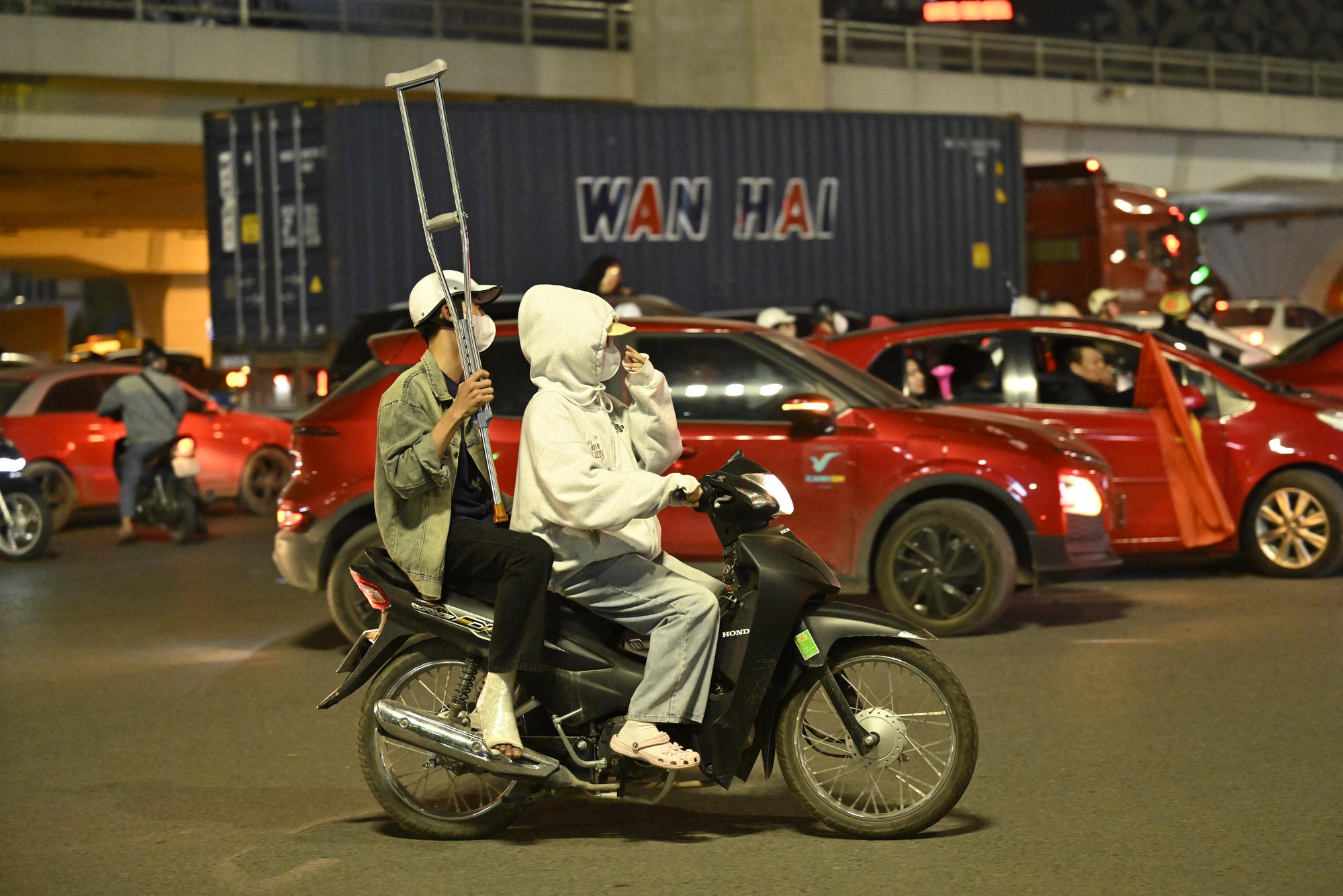 Việt Nam vô địch: Đường phố vui như Tết rồi nè!- Ảnh 59. Việt Nam vô địch: Đường phố vui như Tết rồi nè!- Ảnh 59.