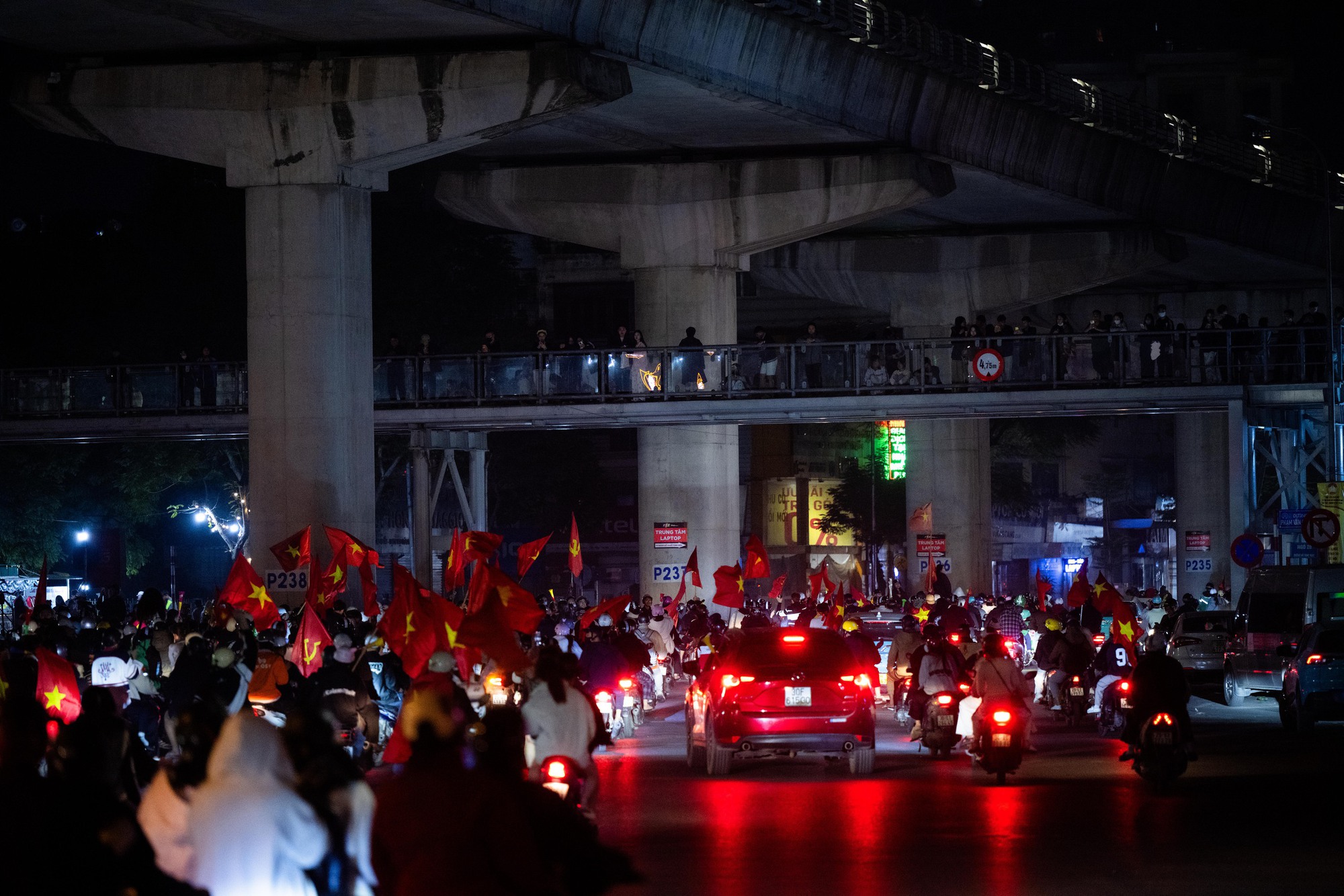 Việt Nam vô địch: Đường phố vui như Tết rồi nè!- Ảnh 80. Việt Nam vô địch: Đường phố vui như Tết rồi nè!- Ảnh 80.