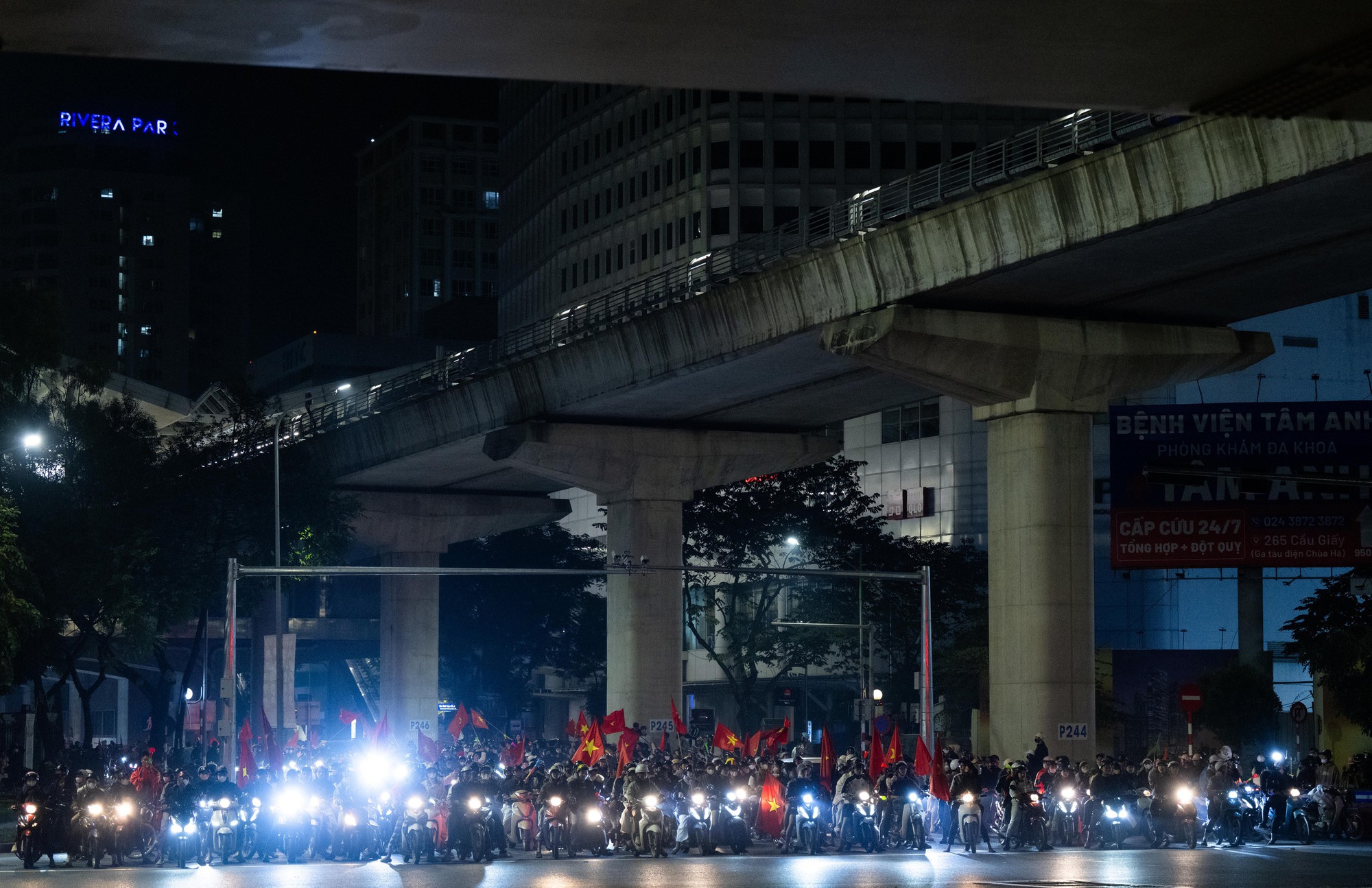 Việt Nam vô địch: Đường phố vui như Tết rồi nè!- Ảnh 77. Việt Nam vô địch: Đường phố vui như Tết rồi nè!- Ảnh 77.