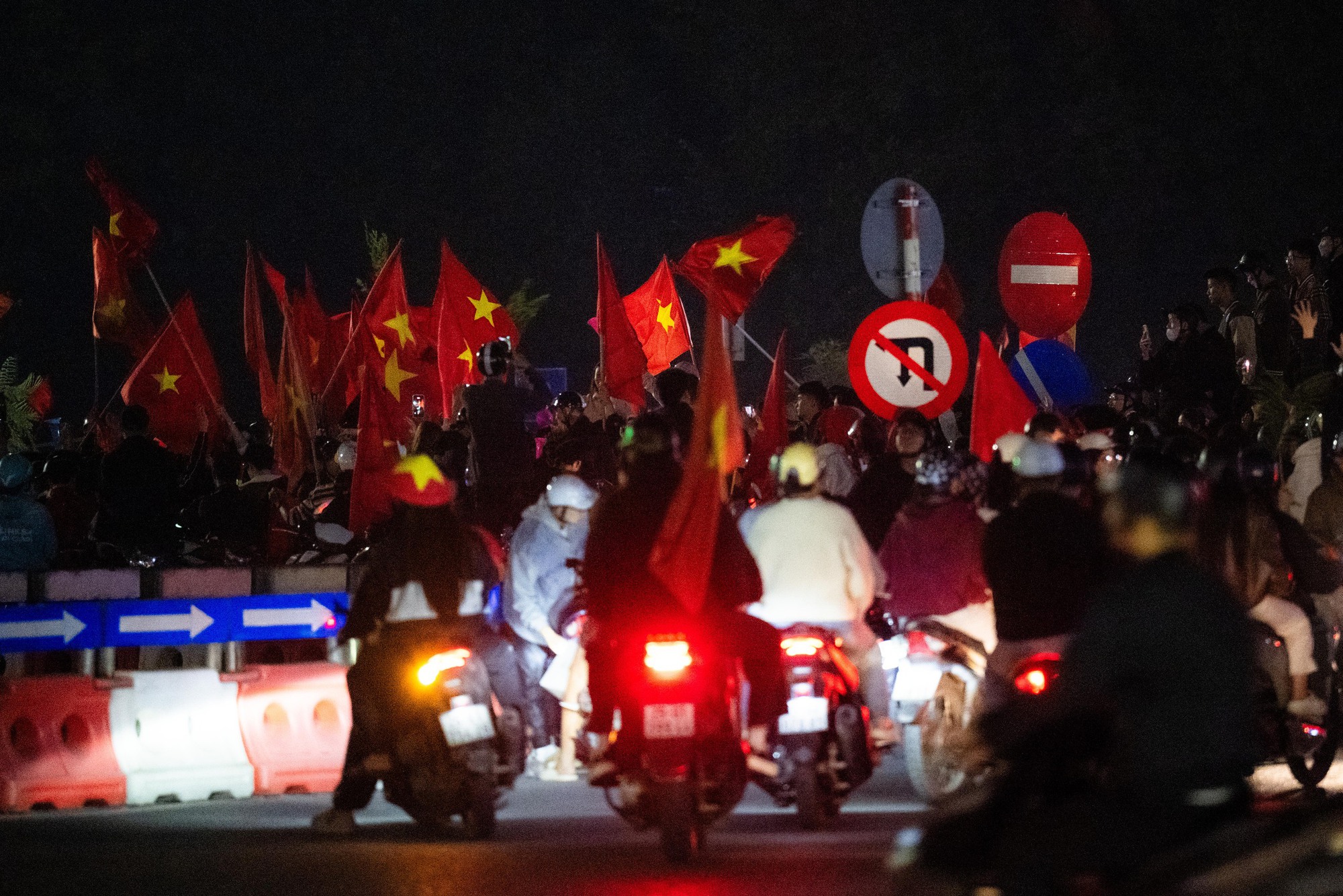 Việt Nam vô địch: Đường phố vui như Tết rồi nè!- Ảnh 81. Việt Nam vô địch: Đường phố vui như Tết rồi nè!- Ảnh 81.