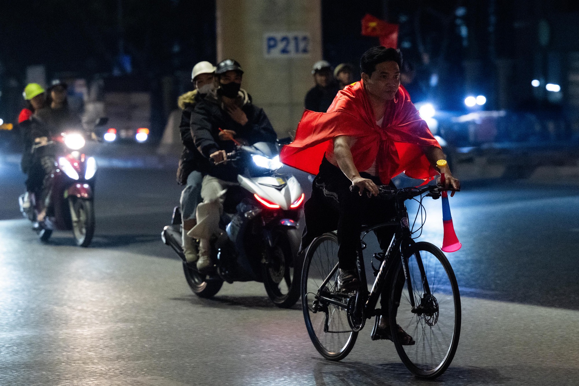 Việt Nam vô địch: Đường phố vui như Tết rồi nè!- Ảnh 78. Việt Nam vô địch: Đường phố vui như Tết rồi nè!- Ảnh 78.