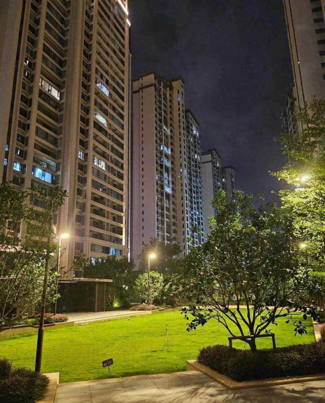 Sau 19 giờ, mọi khu chung cư đều lộ "mặt thật": Ánh đèn nói rõ chất lượng sống hơn nghìn lời quảng cáo - Ảnh 1. Sau 19 giờ, mọi khu chung cư đều lộ "mặt thật": Ánh đèn nói rõ chất lượng sống hơn nghìn lời quảng cáo - Ảnh 1.