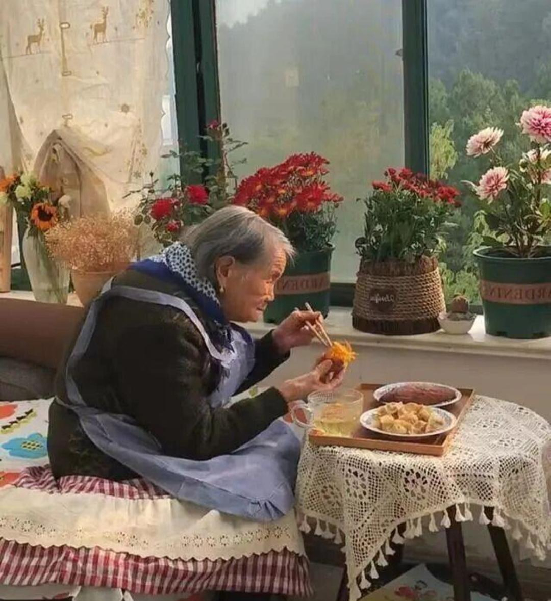 Lặng người trước ngôi nhà của cụ bà 92 tuổi: Tự chăm sóc mình, già đi thanh thản, không phiền hà con cháu- Ảnh 9. Lặng người trước ngôi nhà của cụ bà 92 tuổi: Tự chăm sóc mình, già đi thanh thản, không phiền hà con cháu- Ảnh 9.