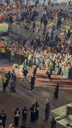 Vệ sĩ lớn tuổi chạy theo Mỹ Tâm lúc nửa đêm ở Hà Nội- Ảnh 1.