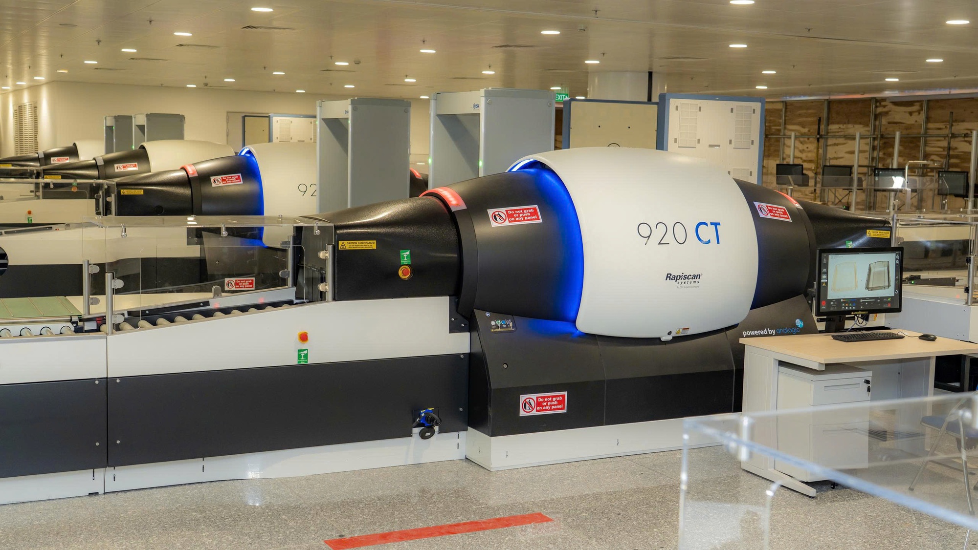 Sân bay Nội Bài áp dụng máy soi chiếu hiện đại: Có cần tháo giày , thắt lưng không? - Ảnh 3. Sân bay Nội Bài áp dụng máy soi chiếu hiện đại: Có cần tháo giày , thắt lưng không? - Ảnh 3.