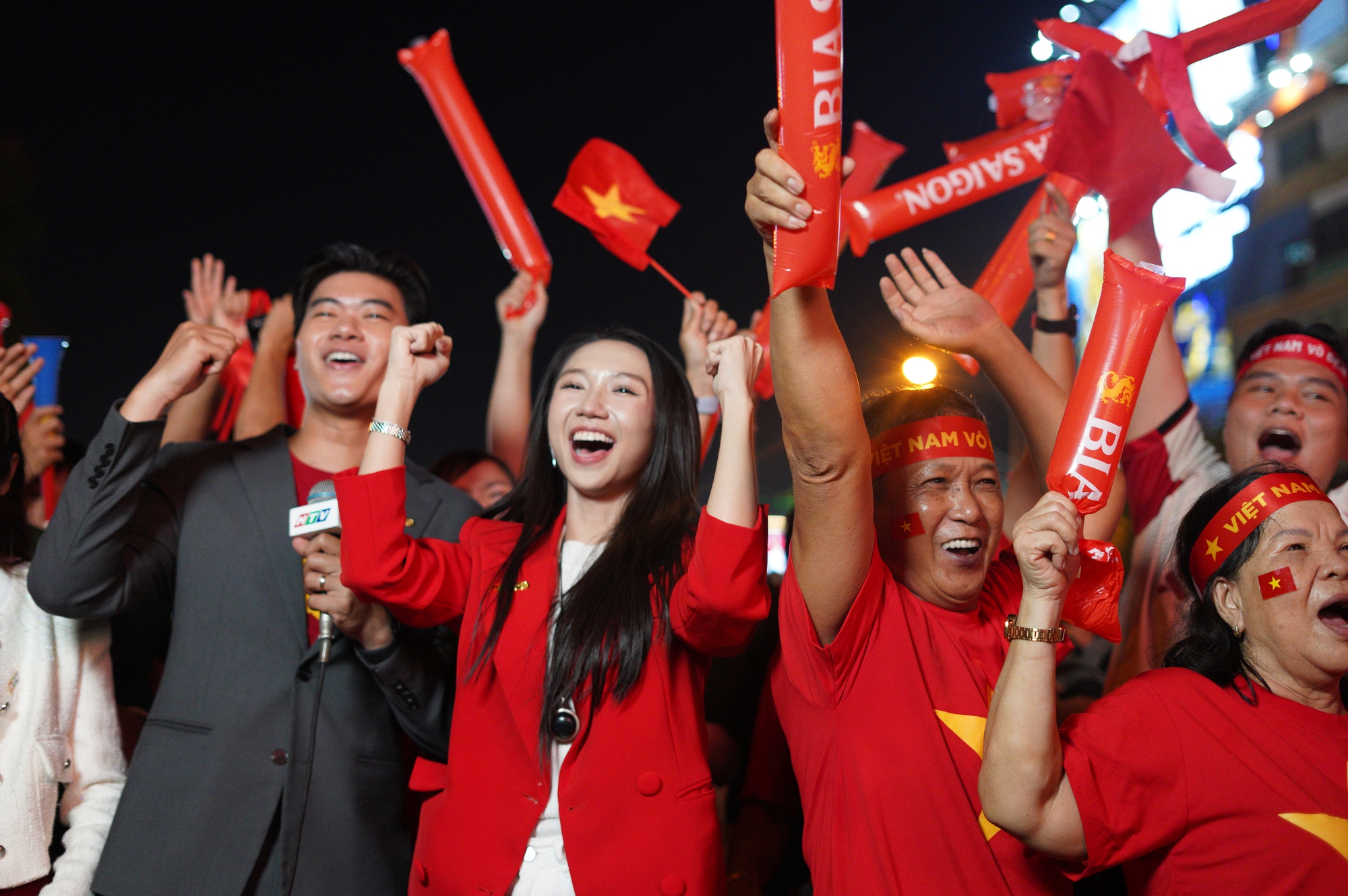 Việt Nam vô địch: Đường phố vui như Tết rồi nè!- Ảnh 1. Việt Nam vô địch: Đường phố vui như Tết rồi nè!- Ảnh 1.