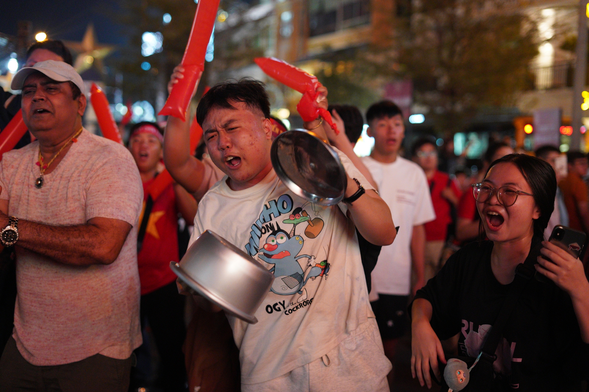 Việt Nam vô địch: Đường phố vui như Tết rồi nè!- Ảnh 13. Việt Nam vô địch: Đường phố vui như Tết rồi nè!- Ảnh 13.