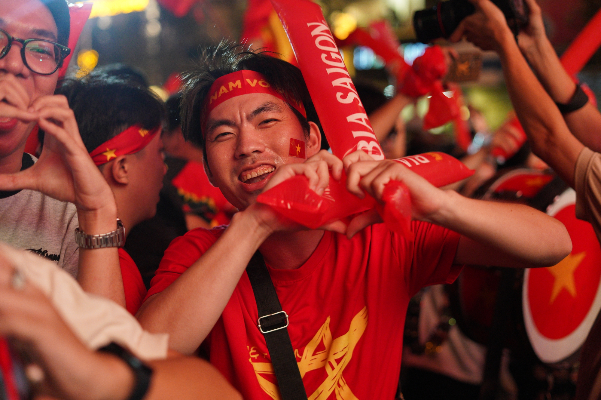 Việt Nam vô địch: Đường phố vui như Tết rồi nè!- Ảnh 2. Việt Nam vô địch: Đường phố vui như Tết rồi nè!- Ảnh 2.