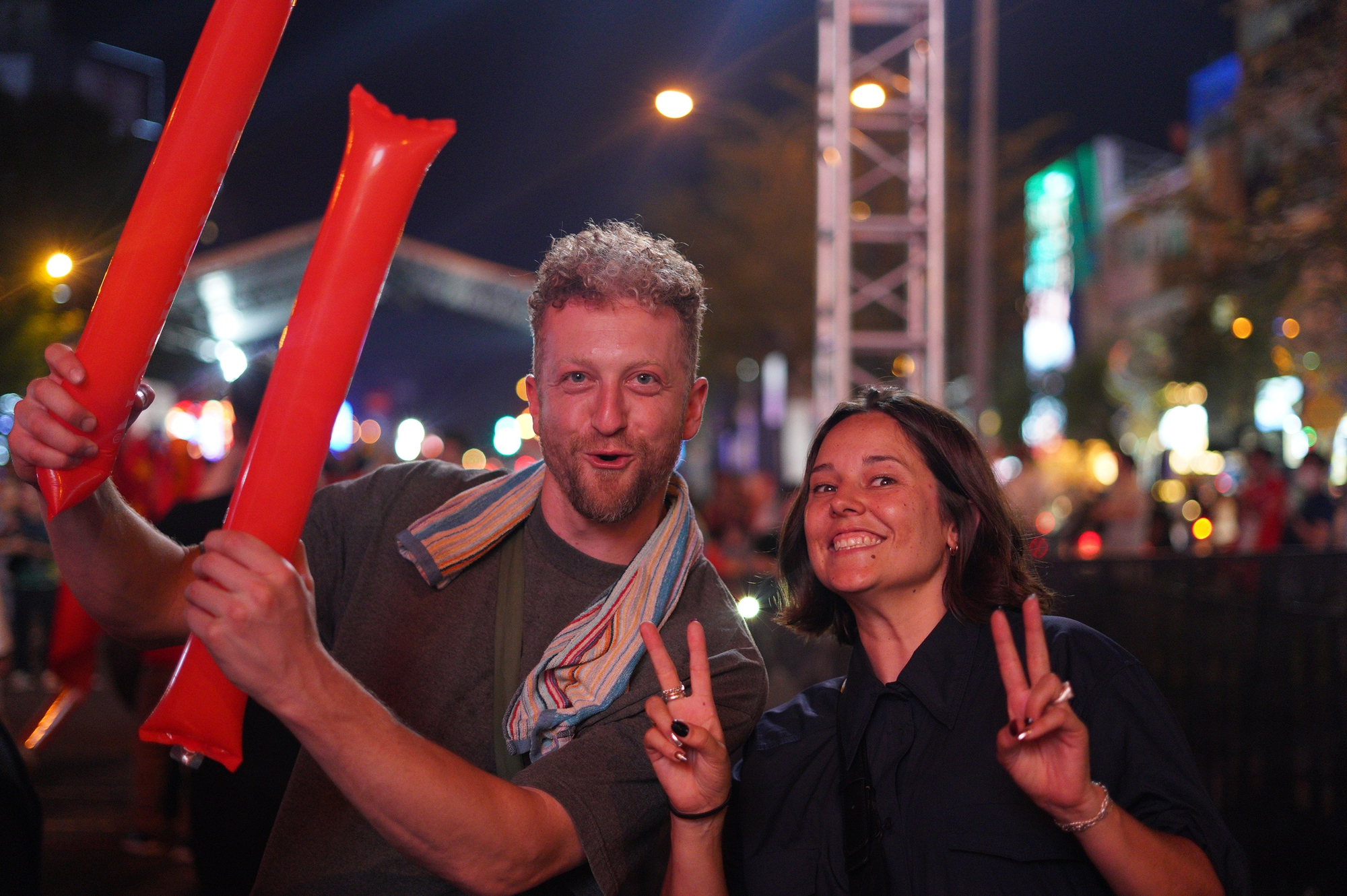 Việt Nam vô địch: Đường phố vui như Tết rồi nè!- Ảnh 7. Việt Nam vô địch: Đường phố vui như Tết rồi nè!- Ảnh 7.