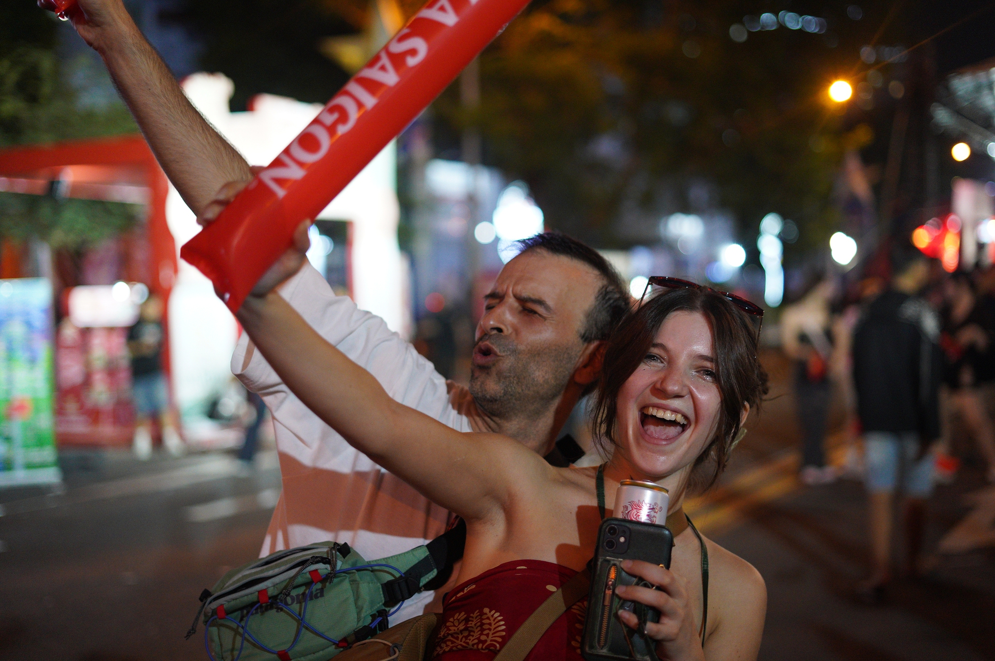 Việt Nam vô địch: Đường phố vui như Tết rồi nè!- Ảnh 12. Việt Nam vô địch: Đường phố vui như Tết rồi nè!- Ảnh 12.