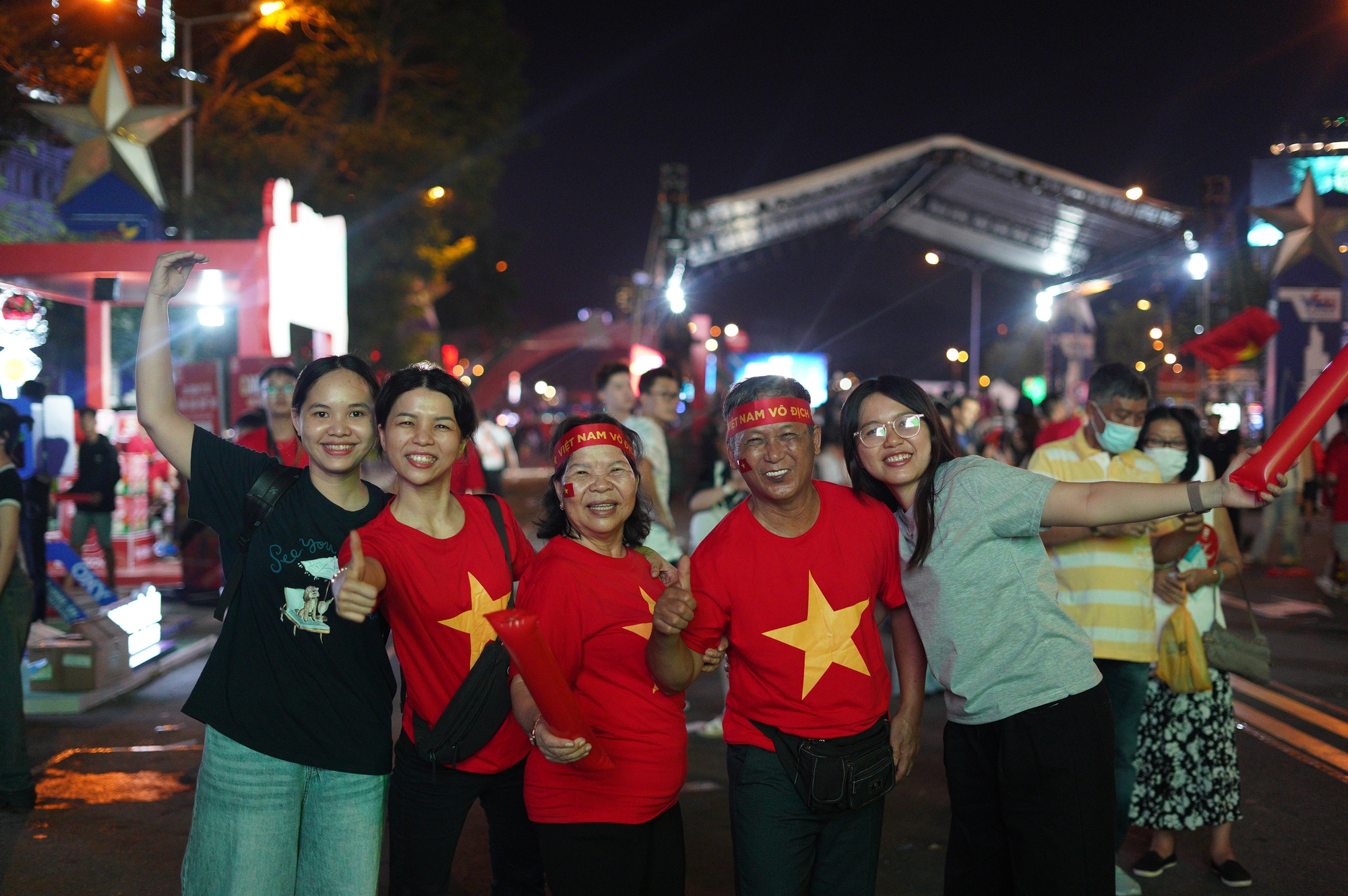 Việt Nam vô địch: Đường phố vui như Tết rồi nè!- Ảnh 10. Việt Nam vô địch: Đường phố vui như Tết rồi nè!- Ảnh 10.