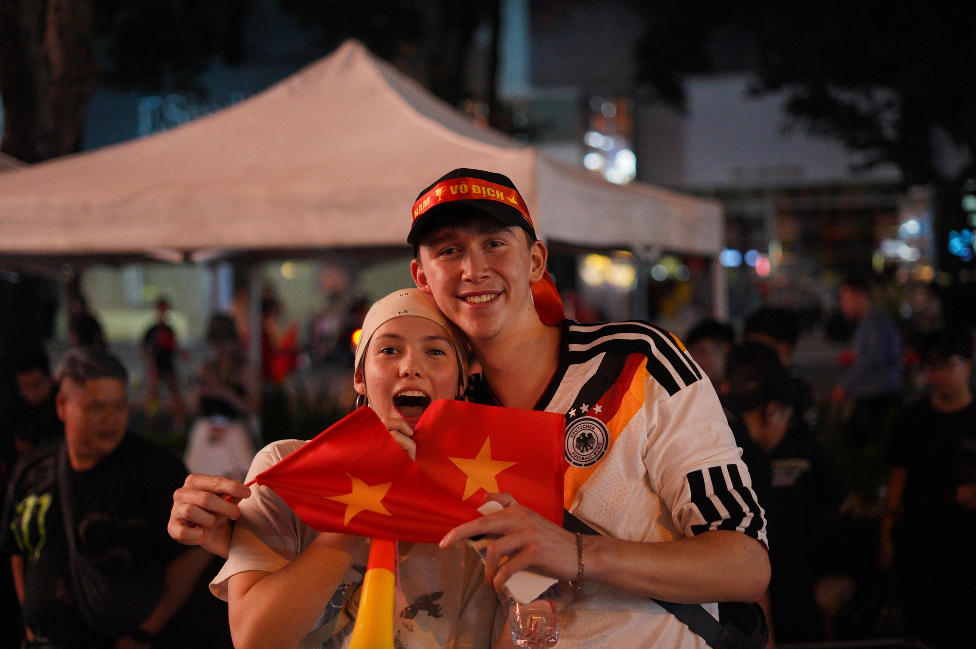 Việt Nam vô địch: Đường phố vui như Tết rồi nè!- Ảnh 8. Việt Nam vô địch: Đường phố vui như Tết rồi nè!- Ảnh 8.