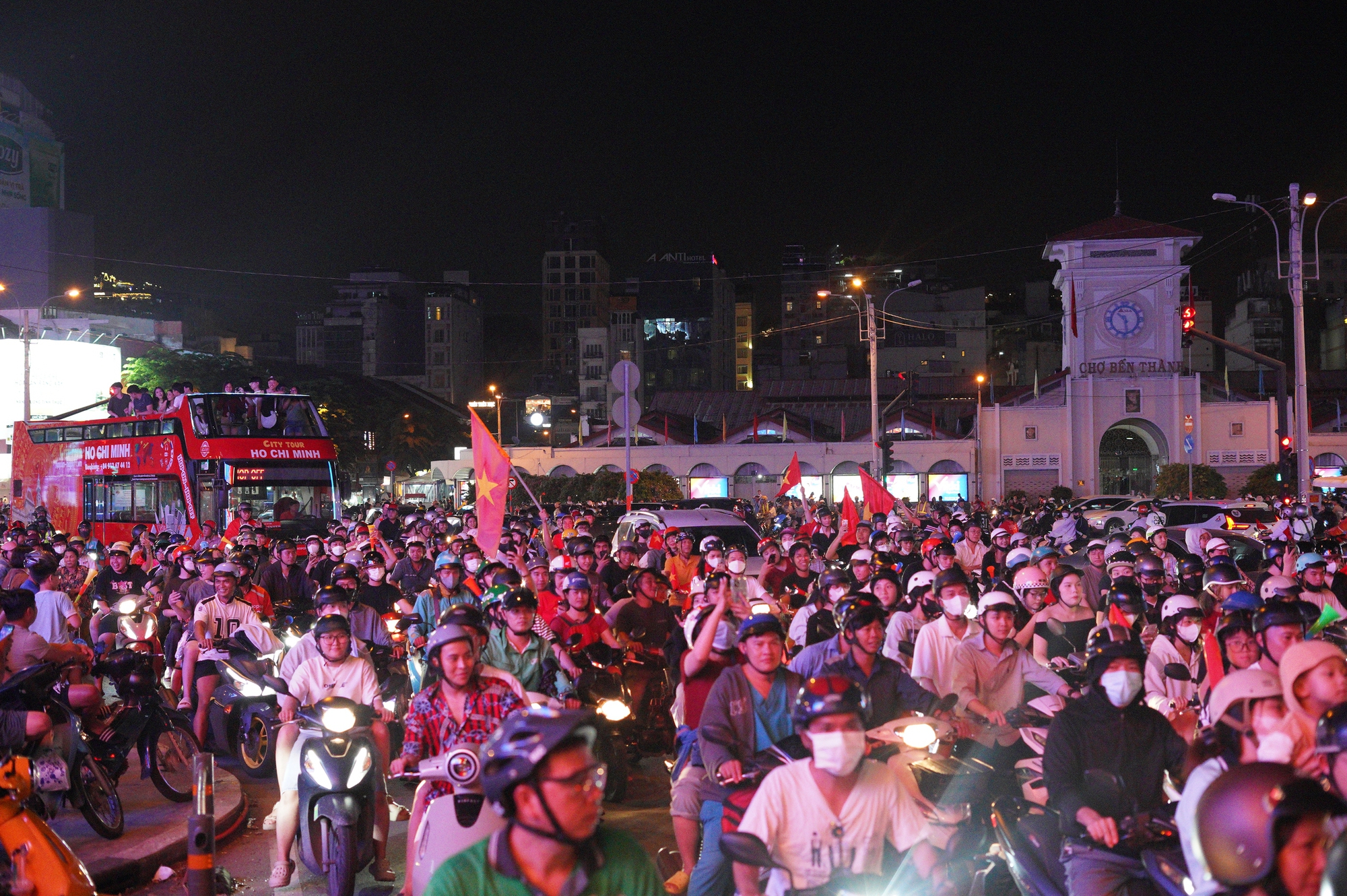 Việt Nam vô địch: Đường phố vui như Tết rồi nè!- Ảnh 22. Việt Nam vô địch: Đường phố vui như Tết rồi nè!- Ảnh 22.