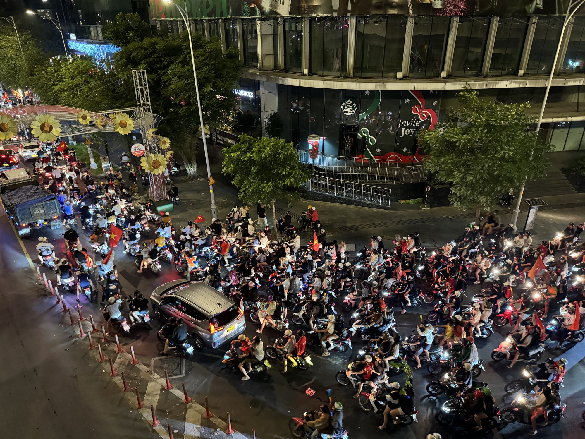 Việt Nam vô địch: Đường phố vui như Tết rồi nè!- Ảnh 82. Việt Nam vô địch: Đường phố vui như Tết rồi nè!- Ảnh 82.