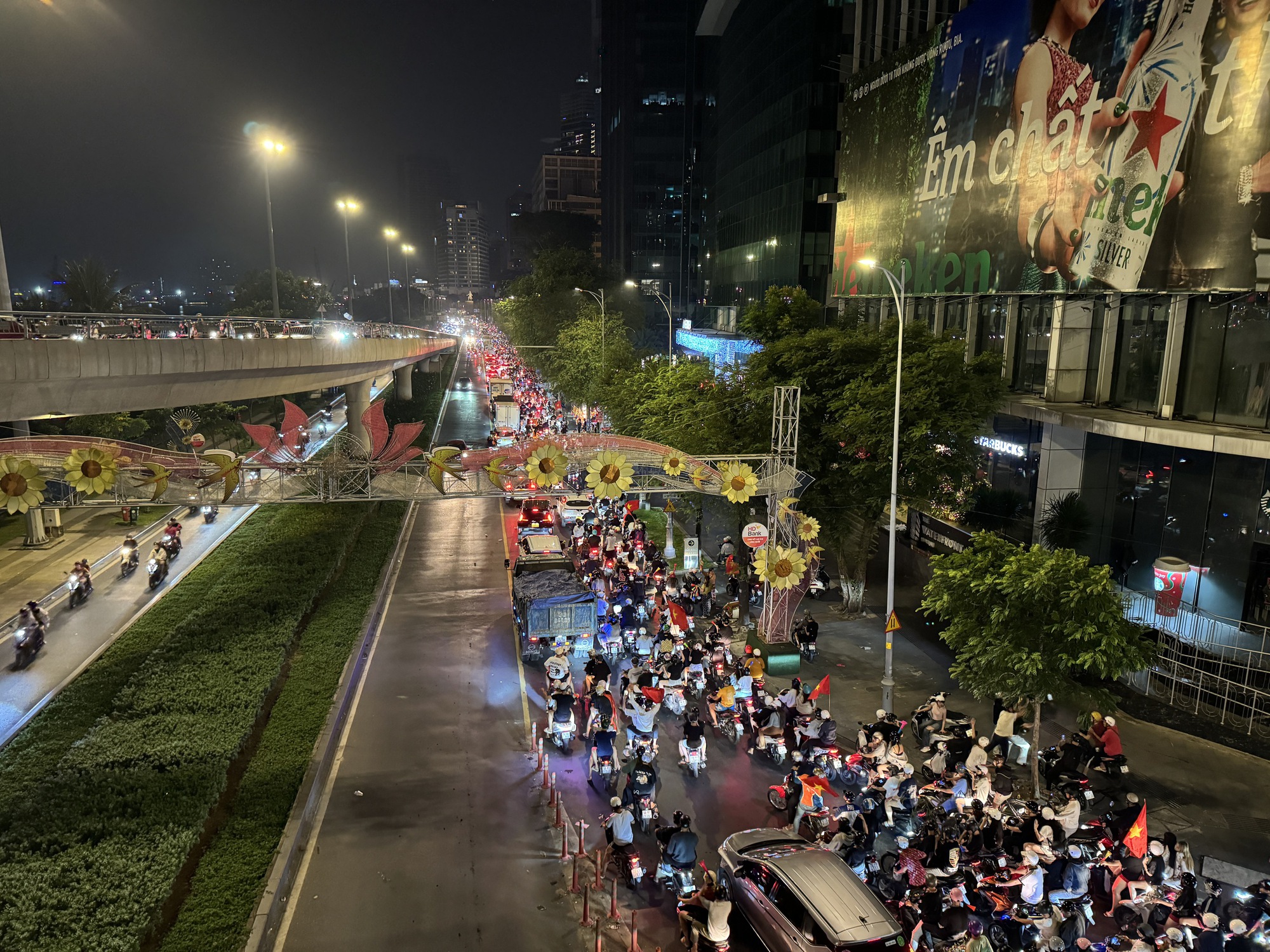 Việt Nam vô địch: Đường phố vui như Tết rồi nè!- Ảnh 83. Việt Nam vô địch: Đường phố vui như Tết rồi nè!- Ảnh 83.