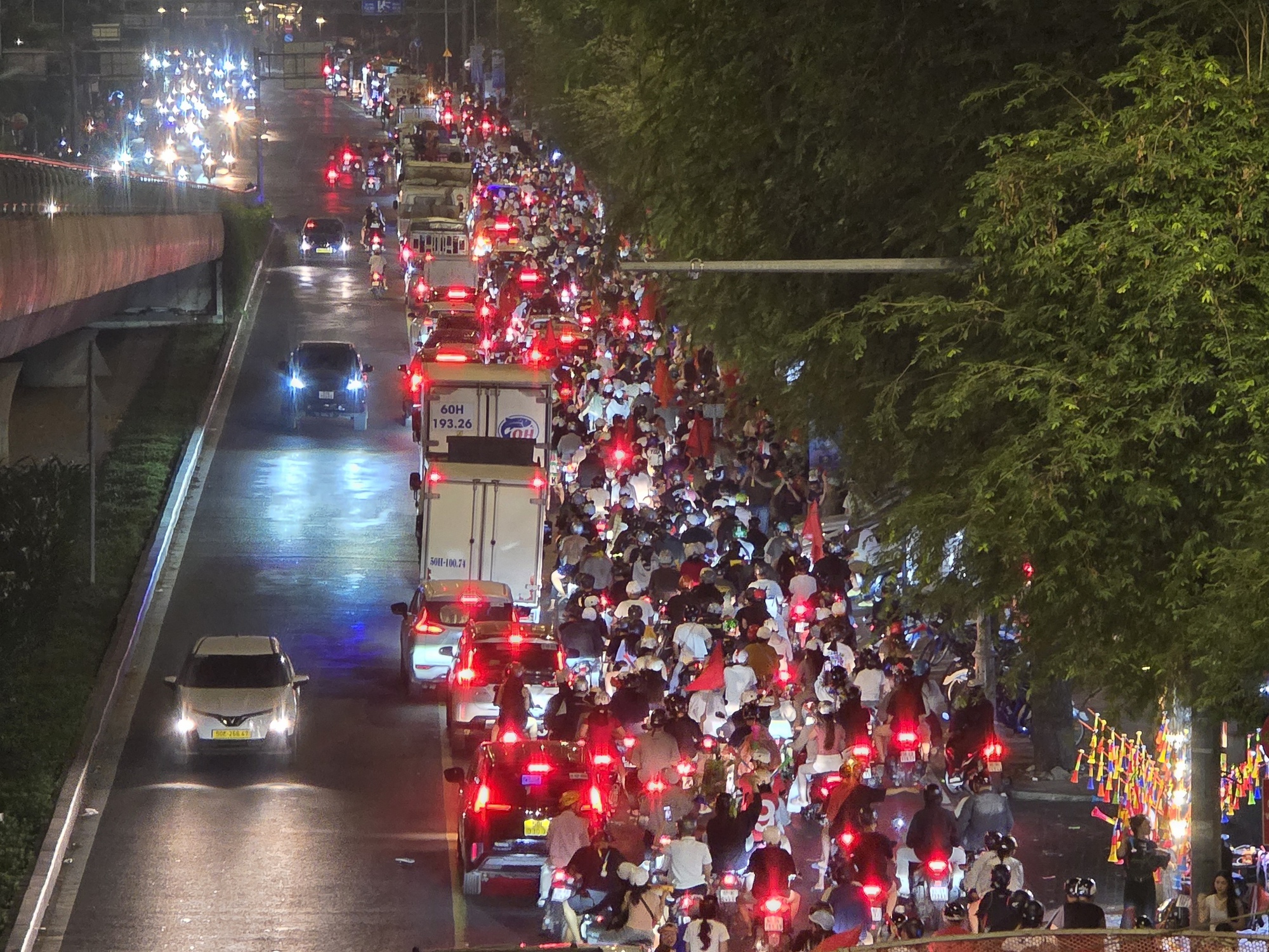 Việt Nam vô địch: Đường phố vui như Tết rồi nè!- Ảnh 84. Việt Nam vô địch: Đường phố vui như Tết rồi nè!- Ảnh 84.