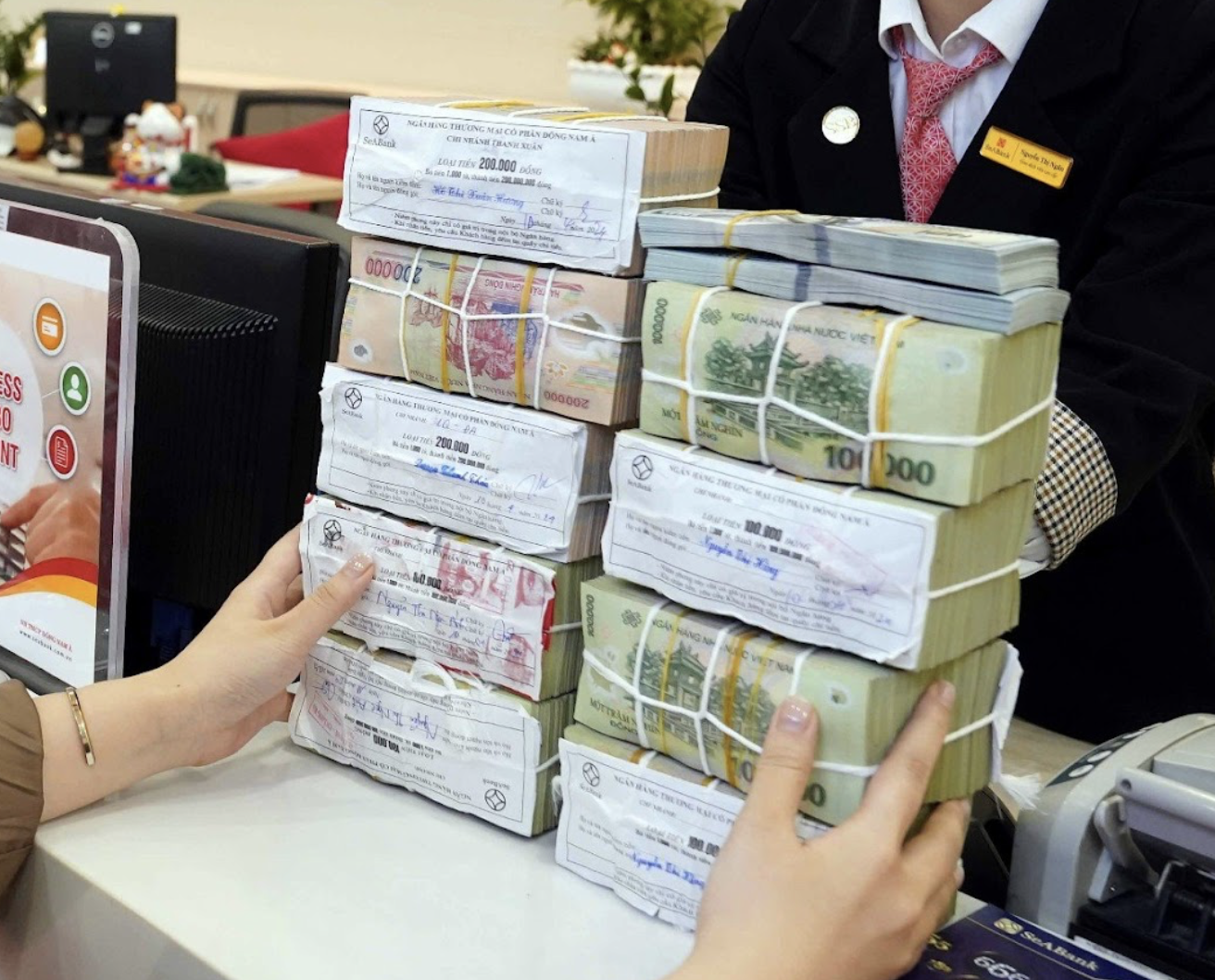 Thêm nhiều ngân hàng đưa lãi suất gửi tiết kiệm lên trên 7% - Ảnh 1.