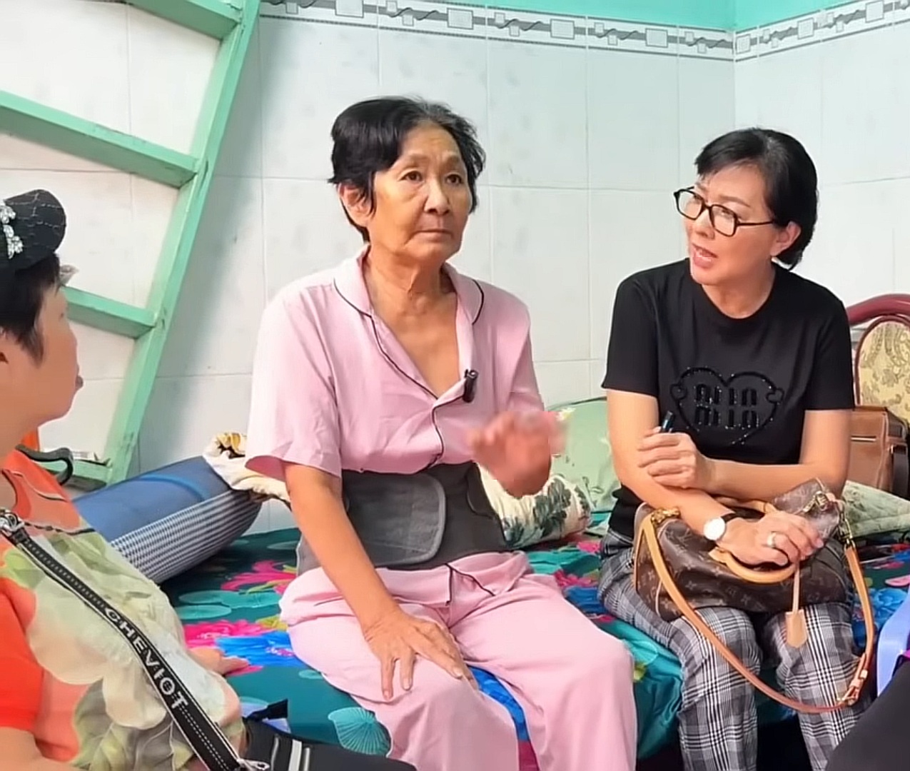 Nữ nghệ sĩ không chồng con, ở trọ 10m2: Đi bán vé số gặp nạn, tháng phải xin cơm từ thiện 10 ngày- Ảnh 1.