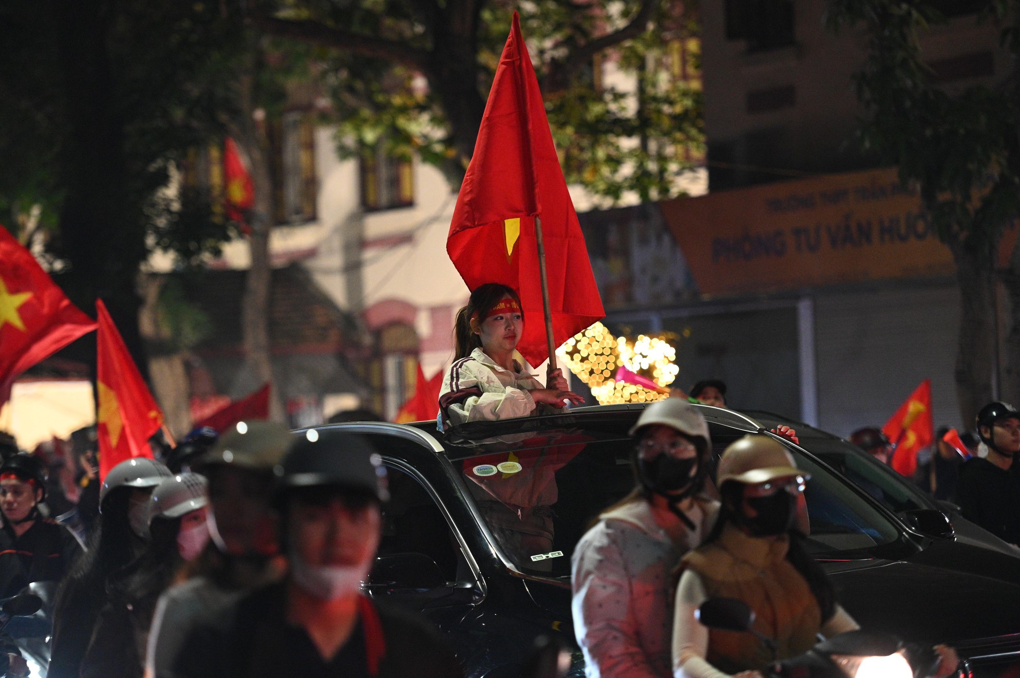 Việt Nam vô địch: Đường phố vui như Tết rồi nè!- Ảnh 58. Việt Nam vô địch: Đường phố vui như Tết rồi nè!- Ảnh 58.