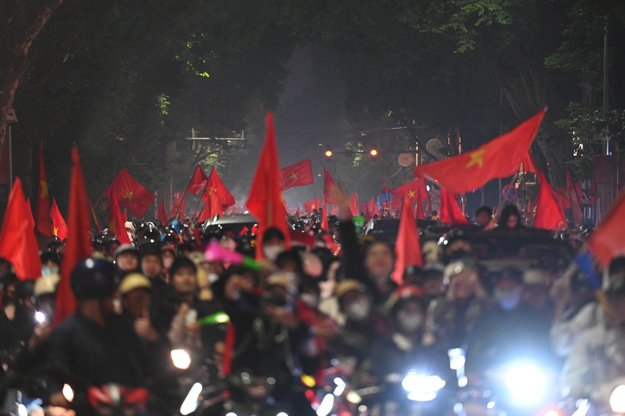 Việt Nam vô địch: Đường phố vui như Tết rồi nè!- Ảnh 52. Việt Nam vô địch: Đường phố vui như Tết rồi nè!- Ảnh 52.