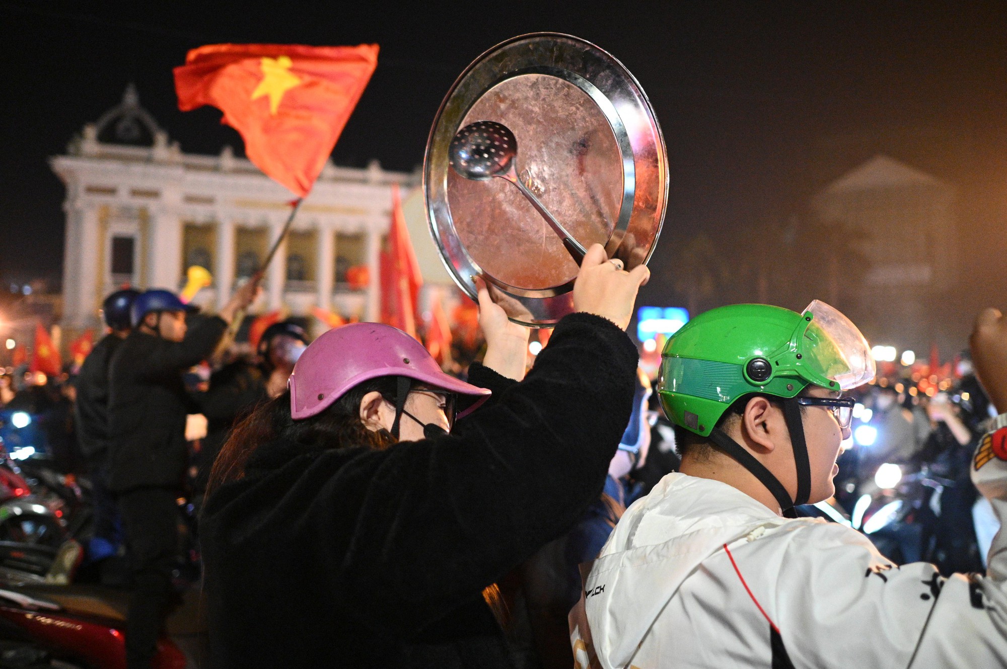 Việt Nam vô địch: Đường phố vui như Tết rồi nè!- Ảnh 53. Việt Nam vô địch: Đường phố vui như Tết rồi nè!- Ảnh 53.