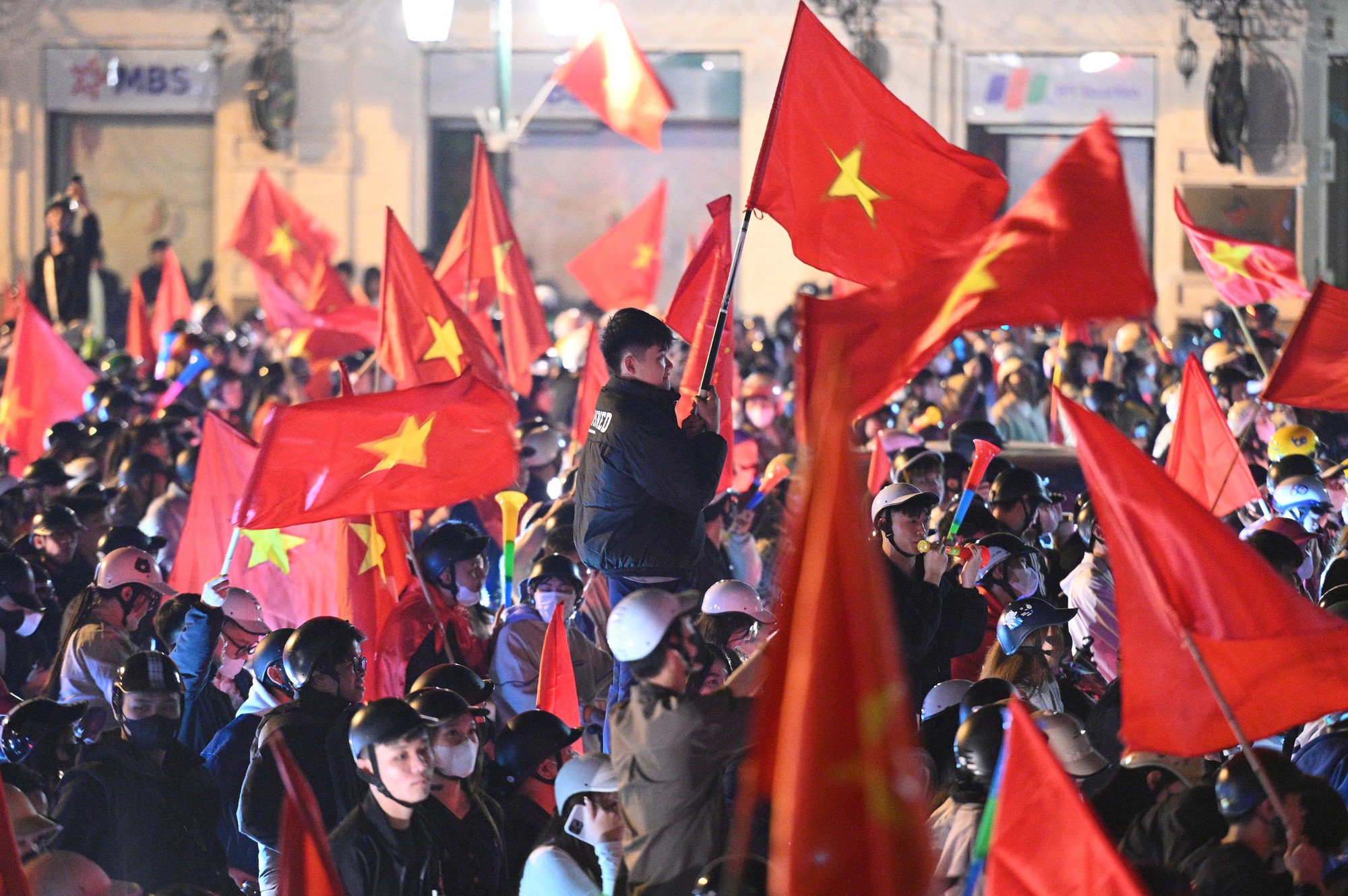 Việt Nam vô địch: Đường phố vui như Tết rồi nè!- Ảnh 69. Việt Nam vô địch: Đường phố vui như Tết rồi nè!- Ảnh 69.