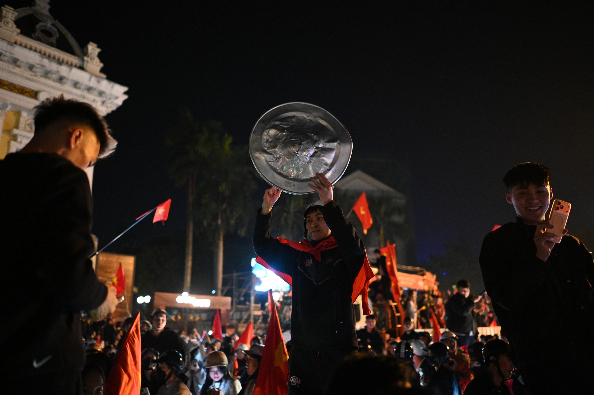 Việt Nam vô địch: Đường phố vui như Tết rồi nè!- Ảnh 76. Việt Nam vô địch: Đường phố vui như Tết rồi nè!- Ảnh 76.