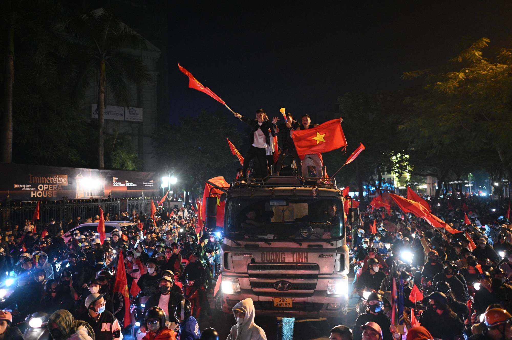 Việt Nam vô địch: Đường phố vui như Tết rồi nè!- Ảnh 74. Việt Nam vô địch: Đường phố vui như Tết rồi nè!- Ảnh 74.