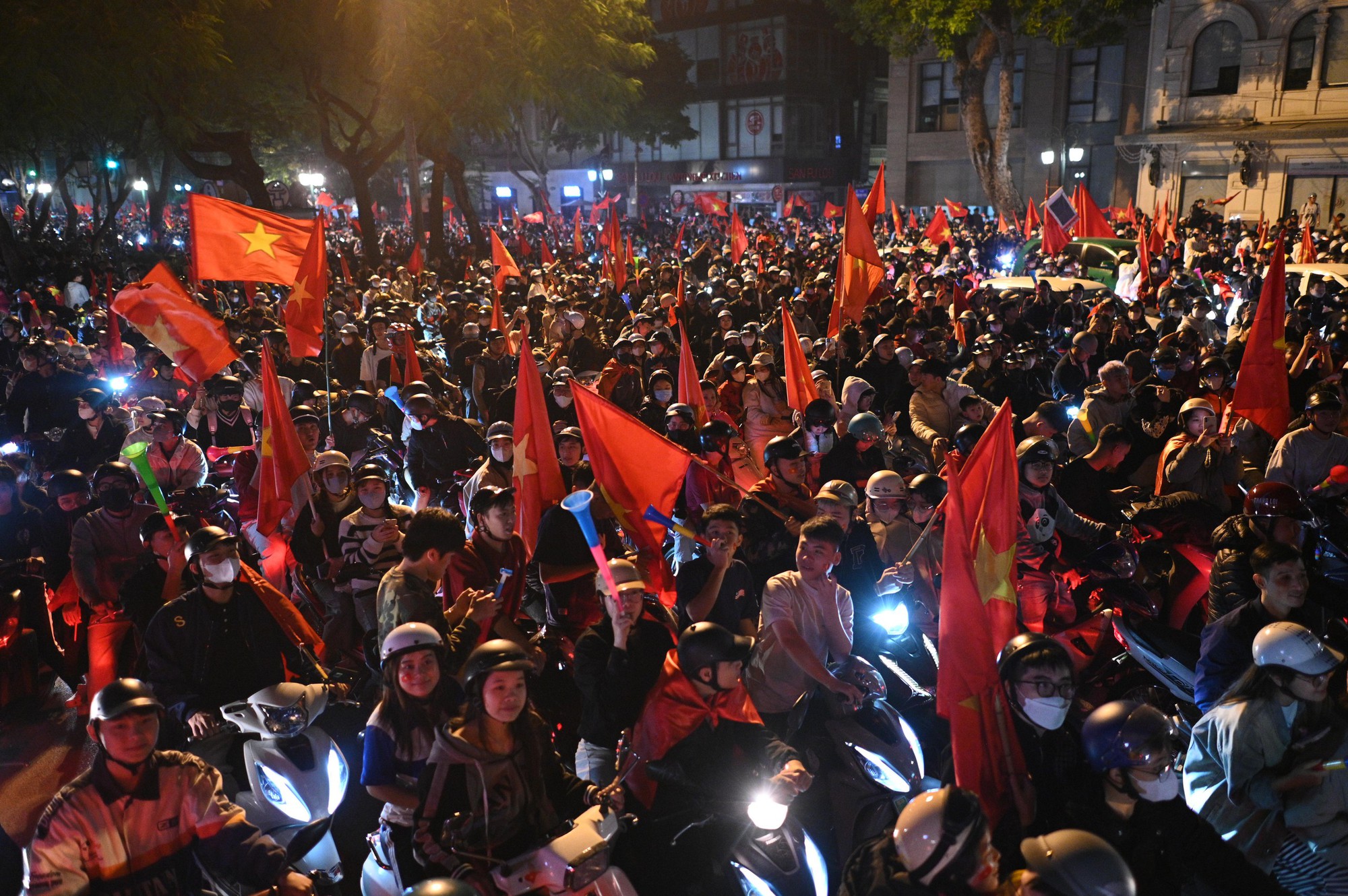 Việt Nam vô địch: Đường phố vui như Tết rồi nè!- Ảnh 70. Việt Nam vô địch: Đường phố vui như Tết rồi nè!- Ảnh 70.