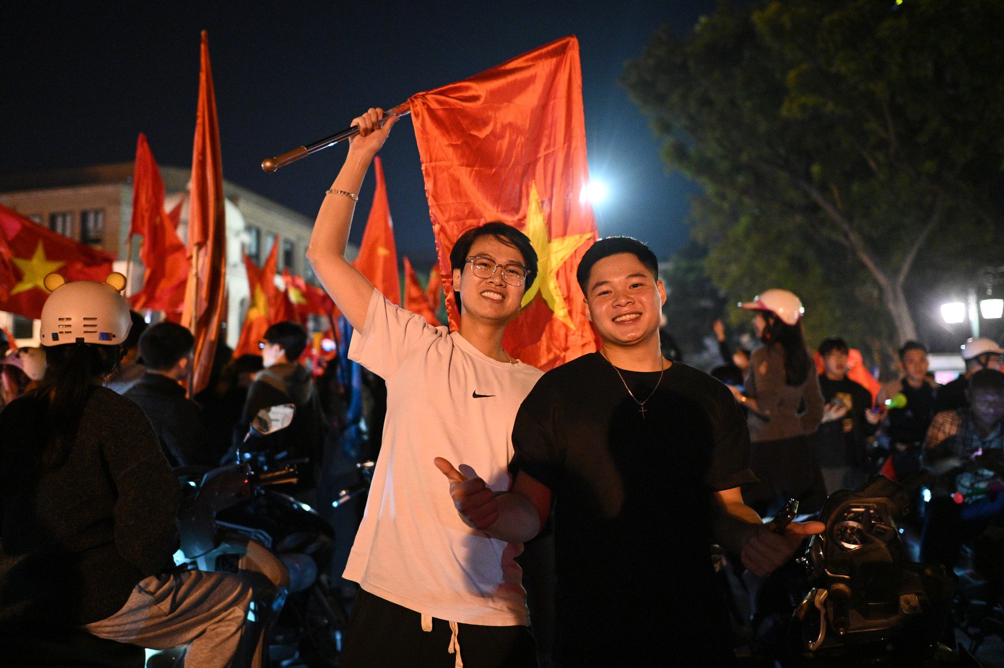 Việt Nam vô địch: Đường phố vui như Tết rồi nè!- Ảnh 71. Việt Nam vô địch: Đường phố vui như Tết rồi nè!- Ảnh 71.