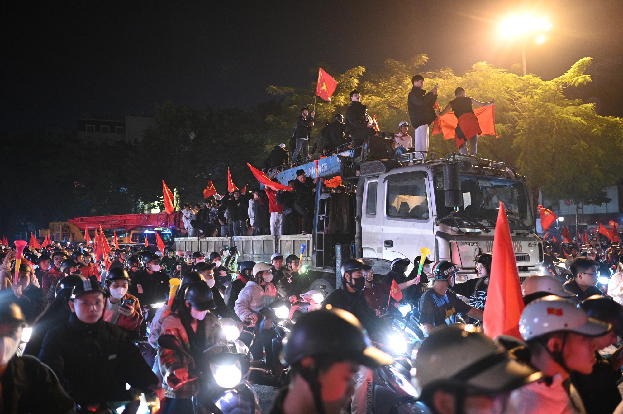 Việt Nam vô địch: Đường phố vui như Tết rồi nè!- Ảnh 75. Việt Nam vô địch: Đường phố vui như Tết rồi nè!- Ảnh 75.