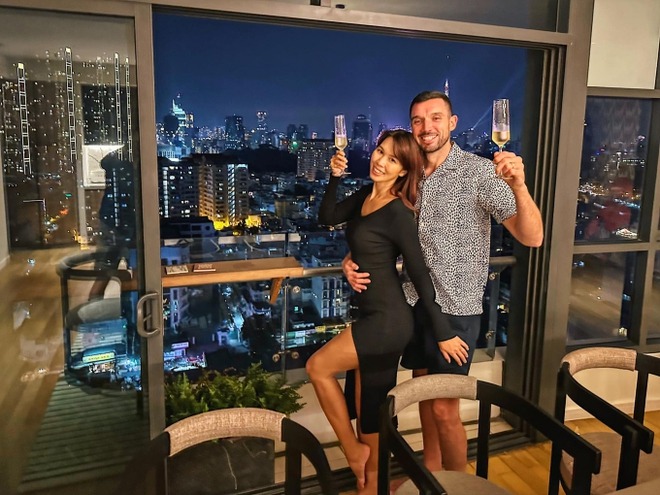 Sao nữ Vbiz lấy chồng Tây kém tuổi, hôn nhân viên mãn như cổ tích, sống đời nữ hoàng trong căn hộ 14 tỷ- Ảnh 9. Sao nữ Vbiz lấy chồng Tây kém tuổi, hôn nhân viên mãn như cổ tích, sống đời nữ hoàng trong căn hộ 14 tỷ- Ảnh 9.