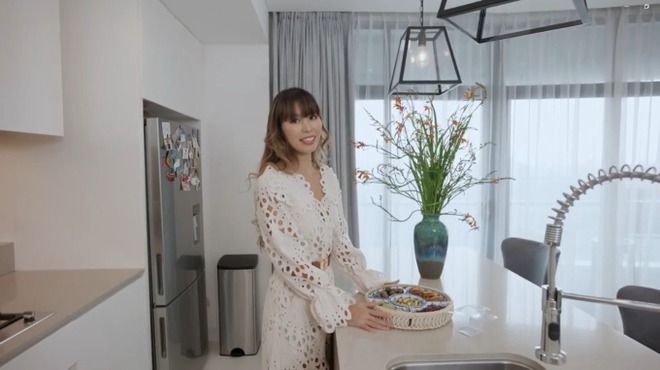 Sao nữ Vbiz lấy chồng Tây kém tuổi, hôn nhân viên mãn như cổ tích, sống đời nữ hoàng trong căn hộ 14 tỷ- Ảnh 12. Sao nữ Vbiz lấy chồng Tây kém tuổi, hôn nhân viên mãn như cổ tích, sống đời nữ hoàng trong căn hộ 14 tỷ- Ảnh 12.