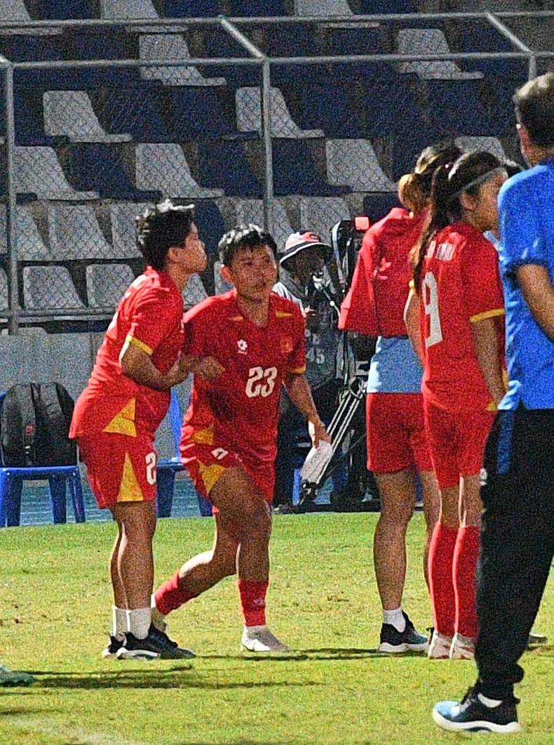 Đêm SEA Games đầy uất ức của Bích Thuỳ: Mất trắng bàn thắng, phản ứng gắt vì bị thay ra, rơi nước mắt bất lực- Ảnh 26.