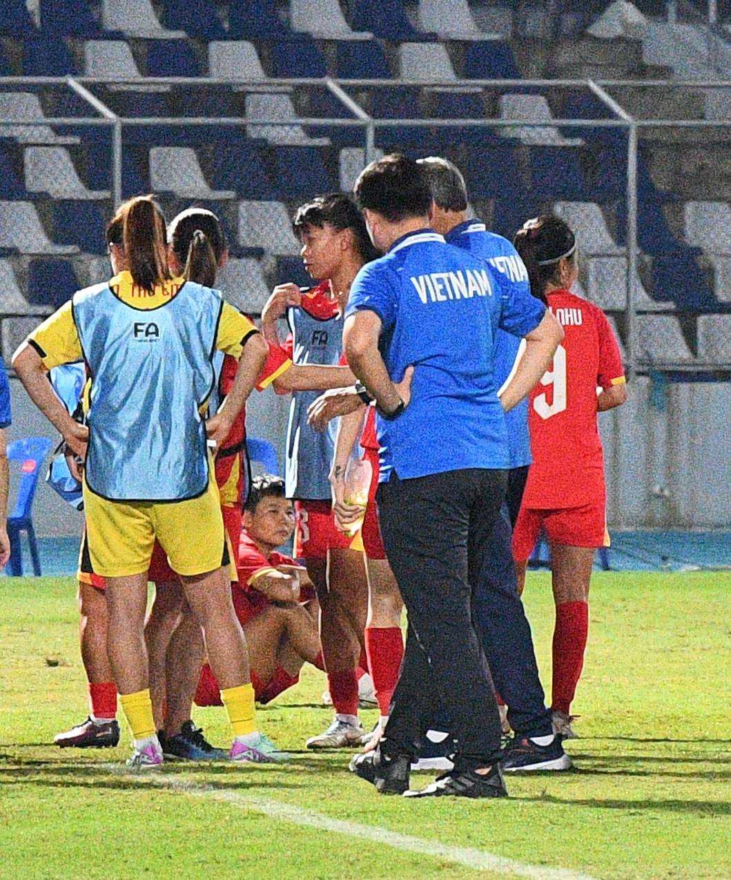 Đêm SEA Games đầy uất ức của Bích Thuỳ: Mất trắng bàn thắng, phản ứng gắt vì bị thay ra, rơi nước mắt bất lực- Ảnh 25.