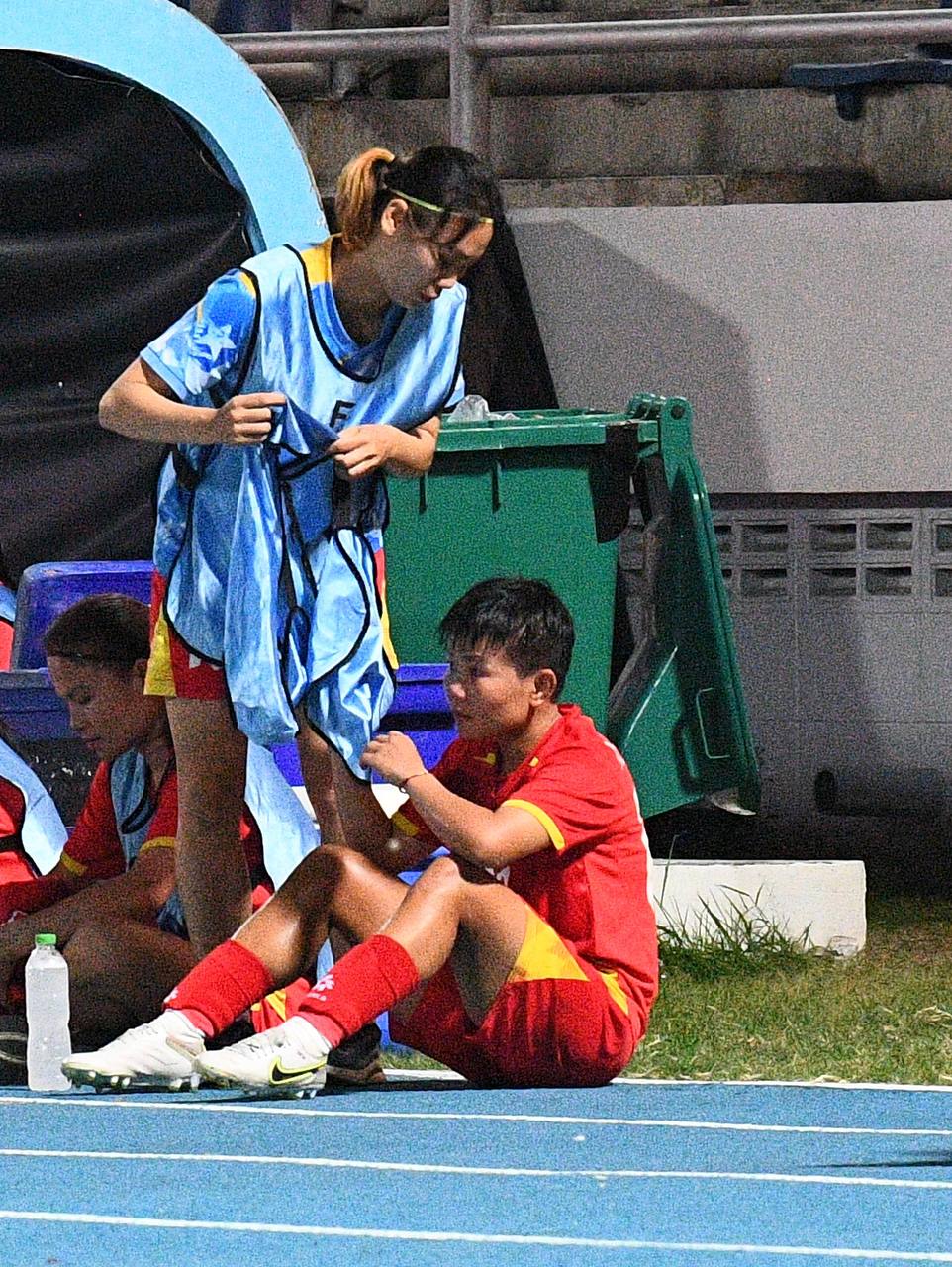 Đêm SEA Games đầy uất ức của Bích Thuỳ: Mất trắng bàn thắng, phản ứng gắt vì bị thay ra, rơi nước mắt bất lực- Ảnh 22.