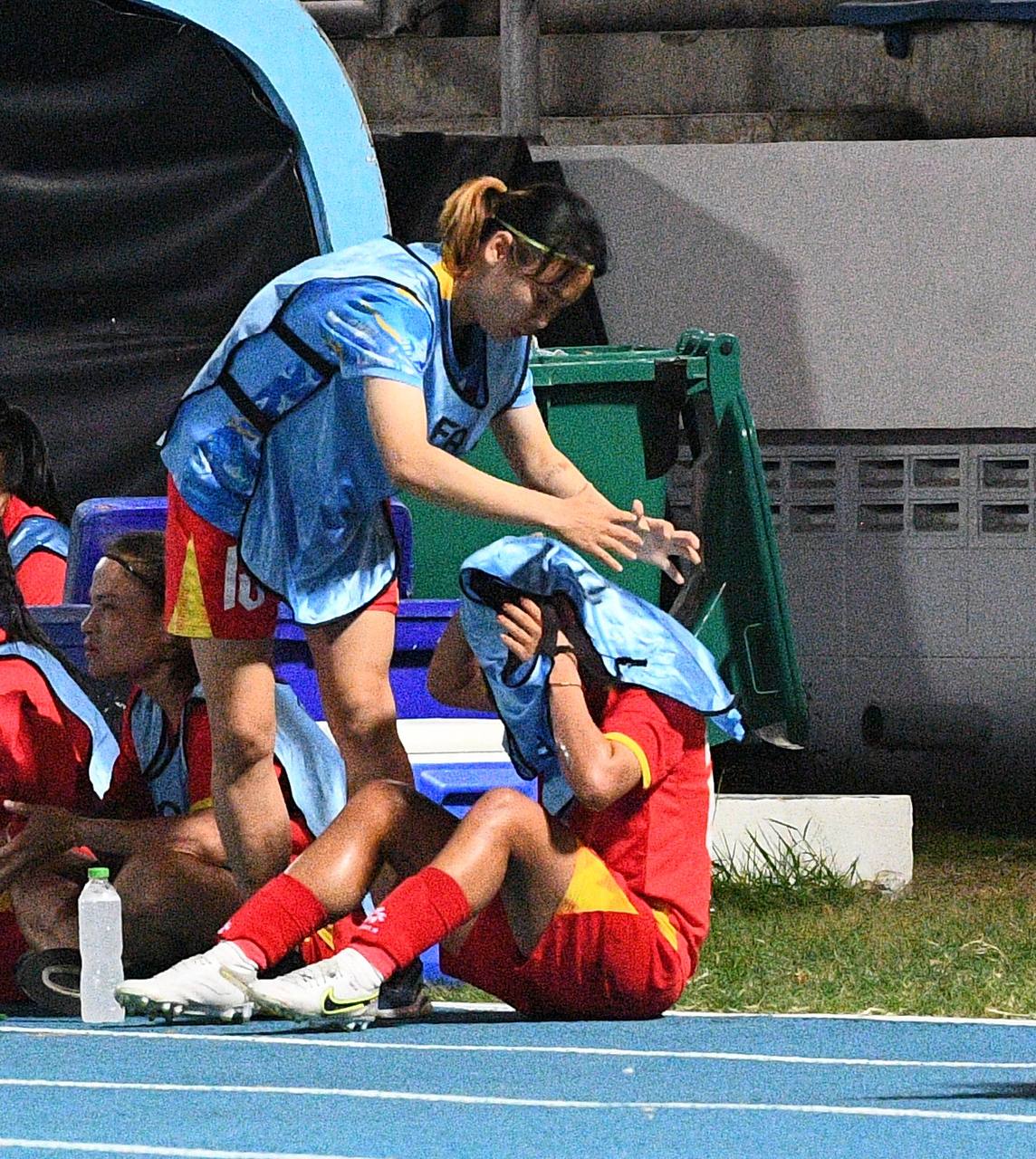 Đêm SEA Games đầy uất ức của Bích Thuỳ: Mất trắng bàn thắng, phản ứng gắt vì bị thay ra, rơi nước mắt bất lực- Ảnh 21.