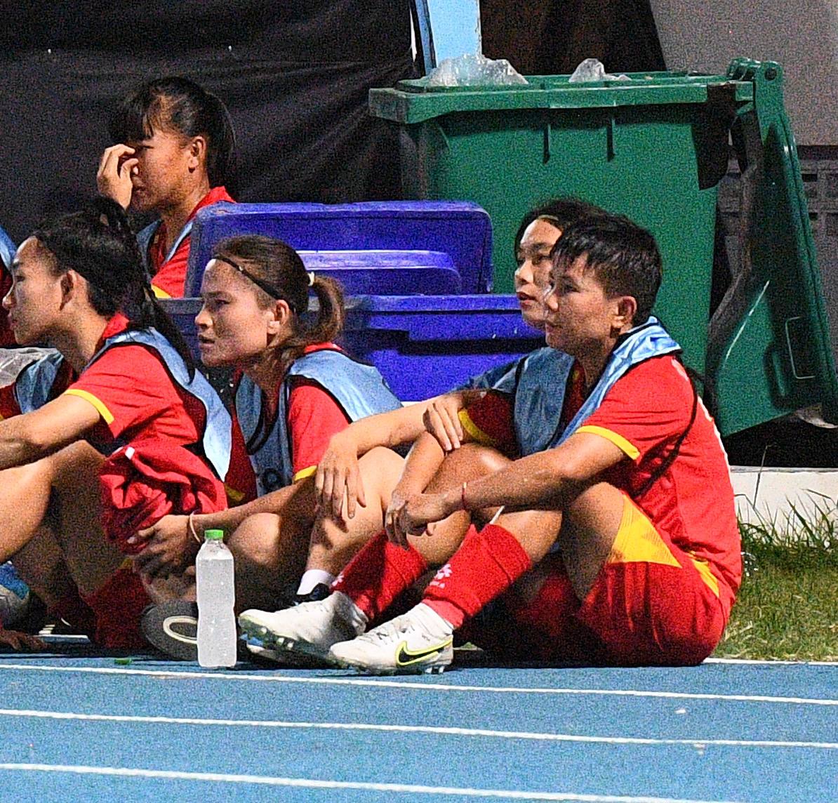 Đêm SEA Games đầy uất ức của Bích Thuỳ: Mất trắng bàn thắng, phản ứng gắt vì bị thay ra, rơi nước mắt bất lực- Ảnh 20.