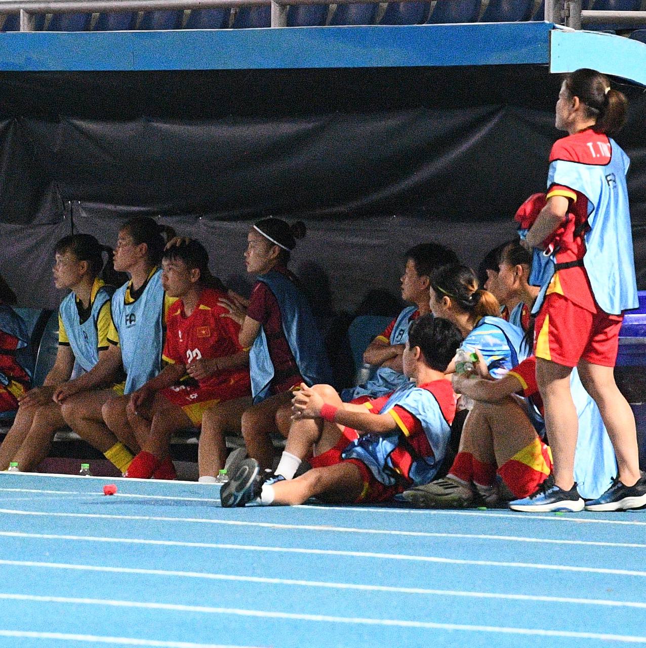 Đêm SEA Games đầy uất ức của Bích Thuỳ: Mất trắng bàn thắng, phản ứng gắt vì bị thay ra, rơi nước mắt bất lực- Ảnh 19.