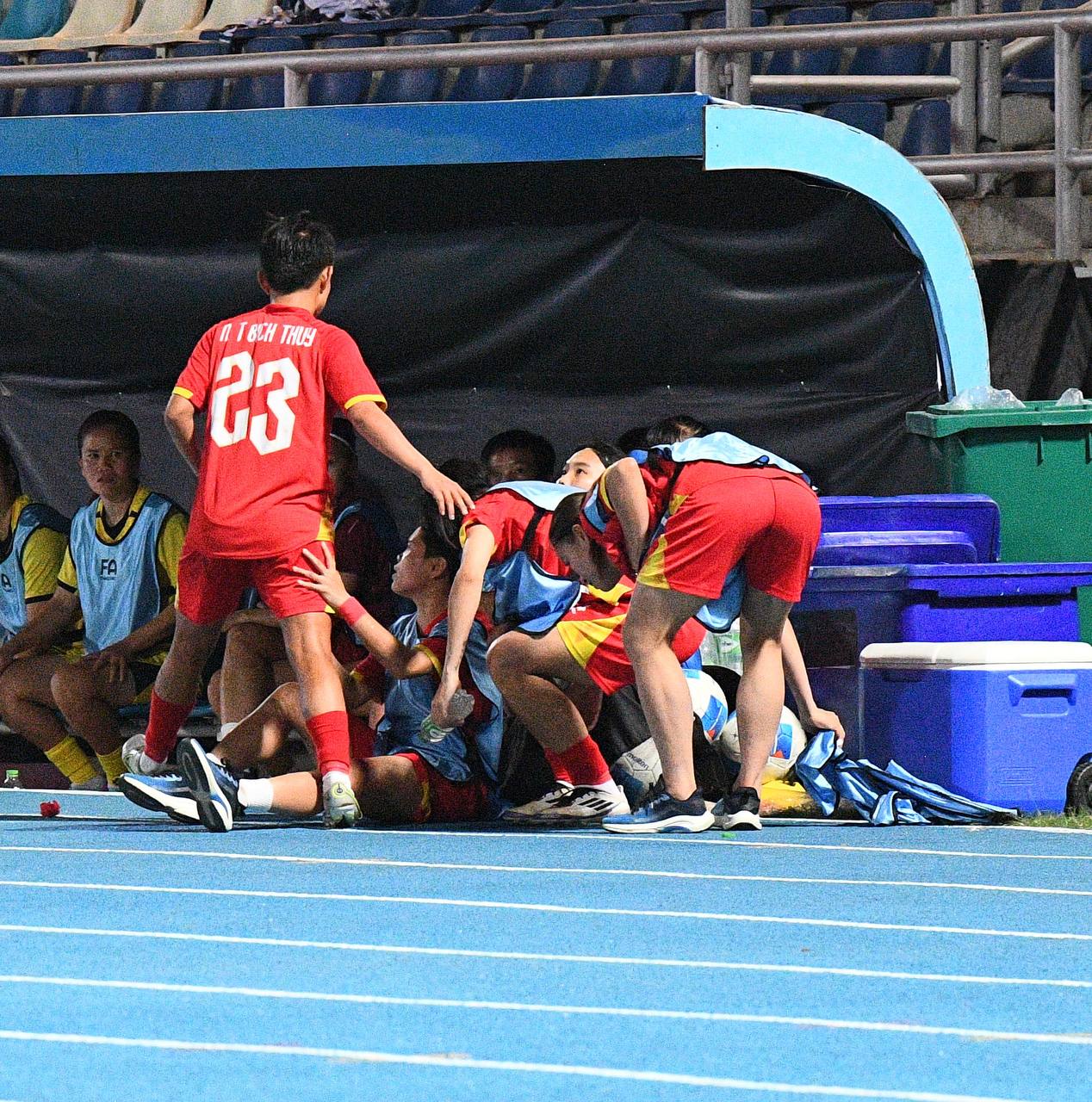 Đêm SEA Games đầy uất ức của Bích Thuỳ: Mất trắng bàn thắng, phản ứng gắt vì bị thay ra, rơi nước mắt bất lực- Ảnh 18.