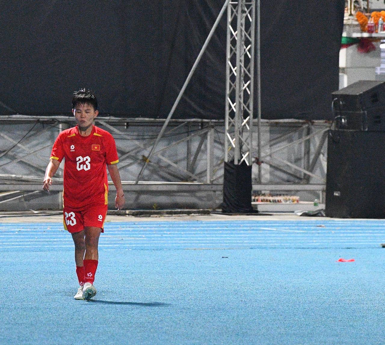 Đêm SEA Games đầy uất ức của Bích Thuỳ: Mất trắng bàn thắng, phản ứng gắt vì bị thay ra, rơi nước mắt bất lực- Ảnh 17.