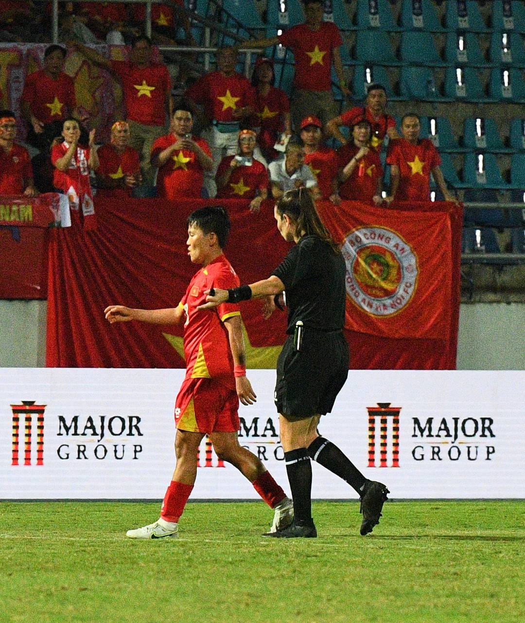 Đêm SEA Games đầy uất ức của Bích Thuỳ: Mất trắng bàn thắng, phản ứng gắt vì bị thay ra, rơi nước mắt bất lực- Ảnh 16.