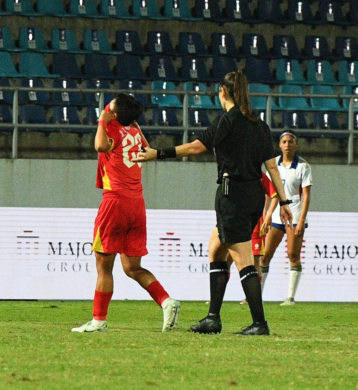 Đêm SEA Games đầy uất ức của Bích Thuỳ: Mất trắng bàn thắng, phản ứng gắt vì bị thay ra, rơi nước mắt bất lực- Ảnh 15.