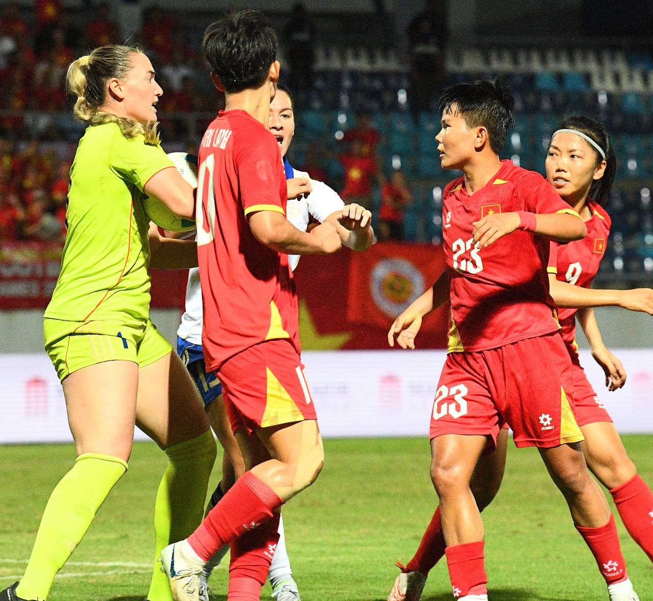 Đêm SEA Games đầy uất ức của Bích Thuỳ: Mất trắng bàn thắng, phản ứng gắt vì bị thay ra, rơi nước mắt bất lực- Ảnh 14.