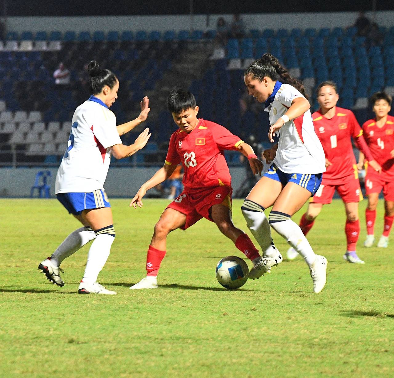 Đêm SEA Games đầy uất ức của Bích Thuỳ: Mất trắng bàn thắng, phản ứng gắt vì bị thay ra, rơi nước mắt bất lực- Ảnh 9.